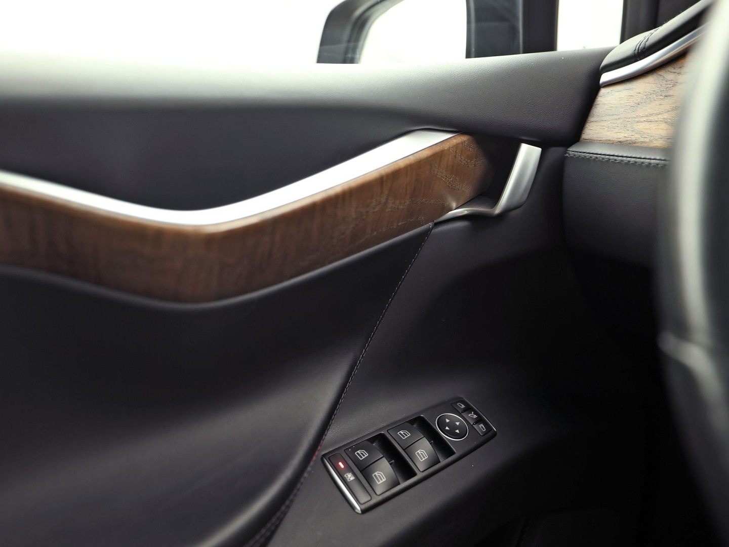 Tesla Model X 100D 7 Persoons 417Pk (AUTOPILOT, LUCHTVERING, STUUR/STOELVERWARMING, CAMERA, ADAPTIVE CRUISE, KEYLESS ENTRY, NIEUWSTAAT)