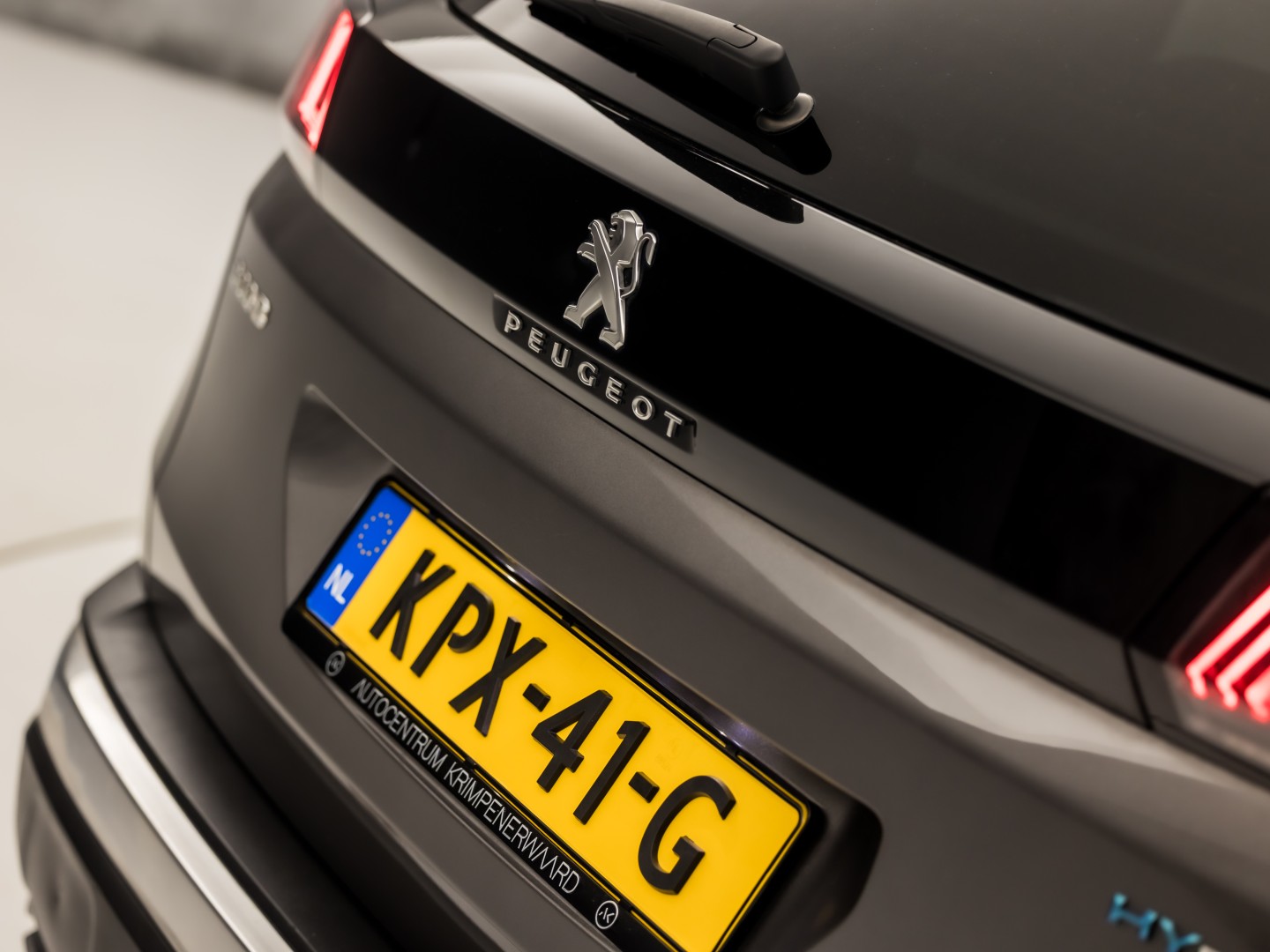 Peugeot 3008 1.6 HYbrid 225 Allure Sport 225Pk Automaat (APPLE CARPLAY, GROOT NAVI, 360 CAMERA, LEDER, KEYLESS, SPORTSTOELEN, GETINT GLAS, LANE ASSIST, NIEUWSTAAT)
