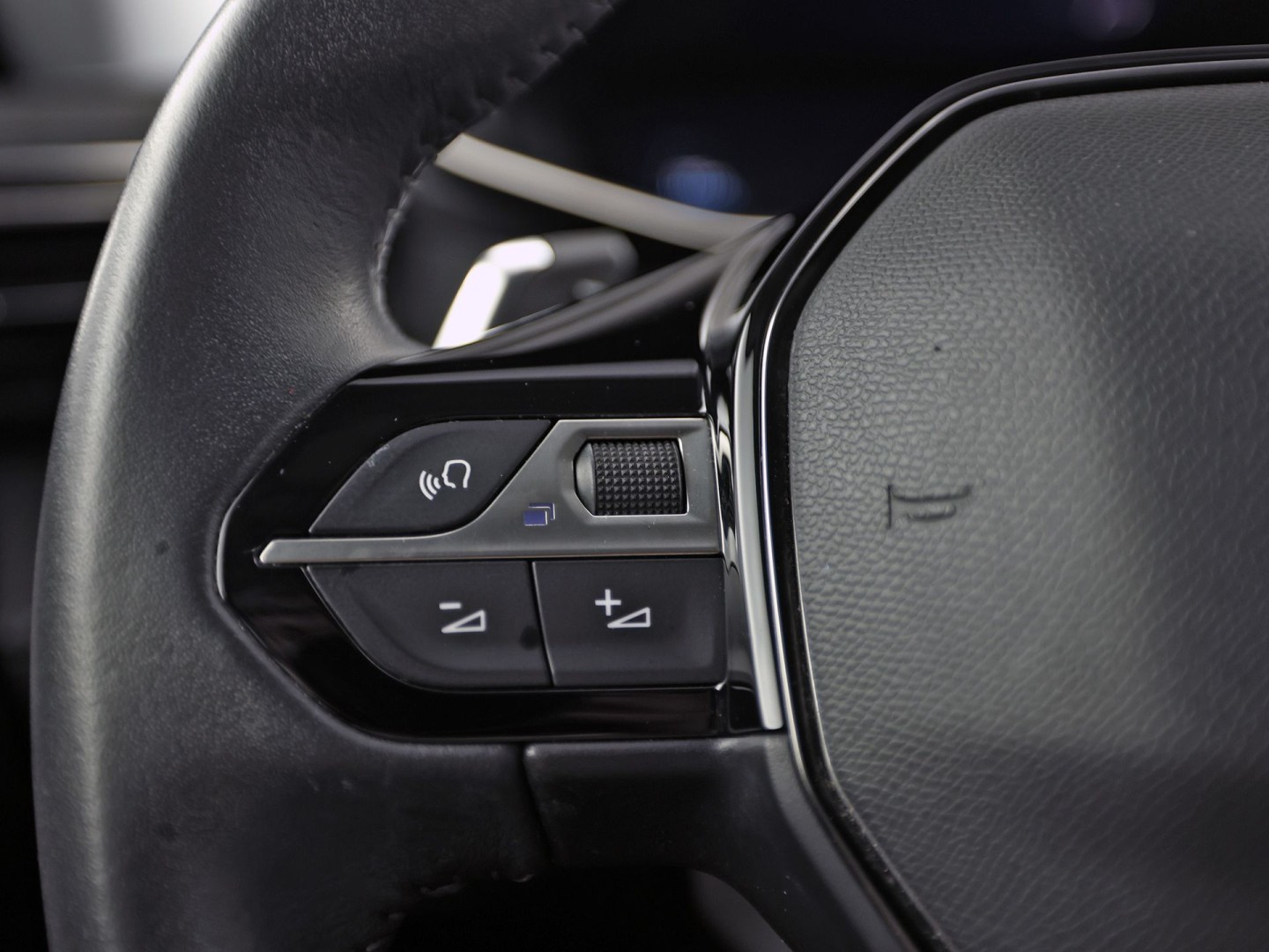 Peugeot 2008 1.2 PureTech Allure Sport Automaat VIRTUAL COCKPIT, APPLE CARPLAY, STOELVERWARMING, LEDER, SPORTSTOELEN, GETINT GLAS, ADAPTIVE CRUISE, NIEUWSTAAT)