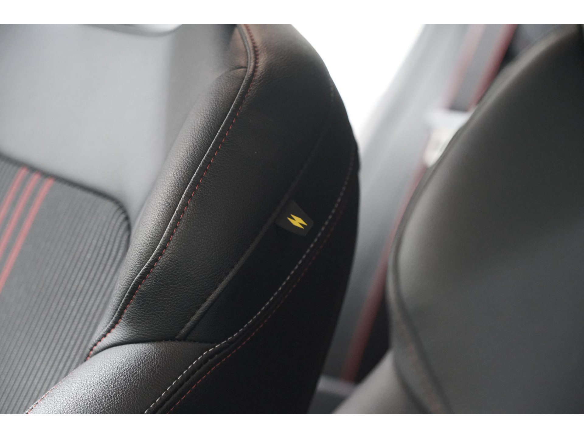 Renault Clio 1.6 E-Tech Hybrid 140 R.S. Line | 360 Camera | Apple Carplay | 9.3 Inch Groot Scherm | Sportstoelen