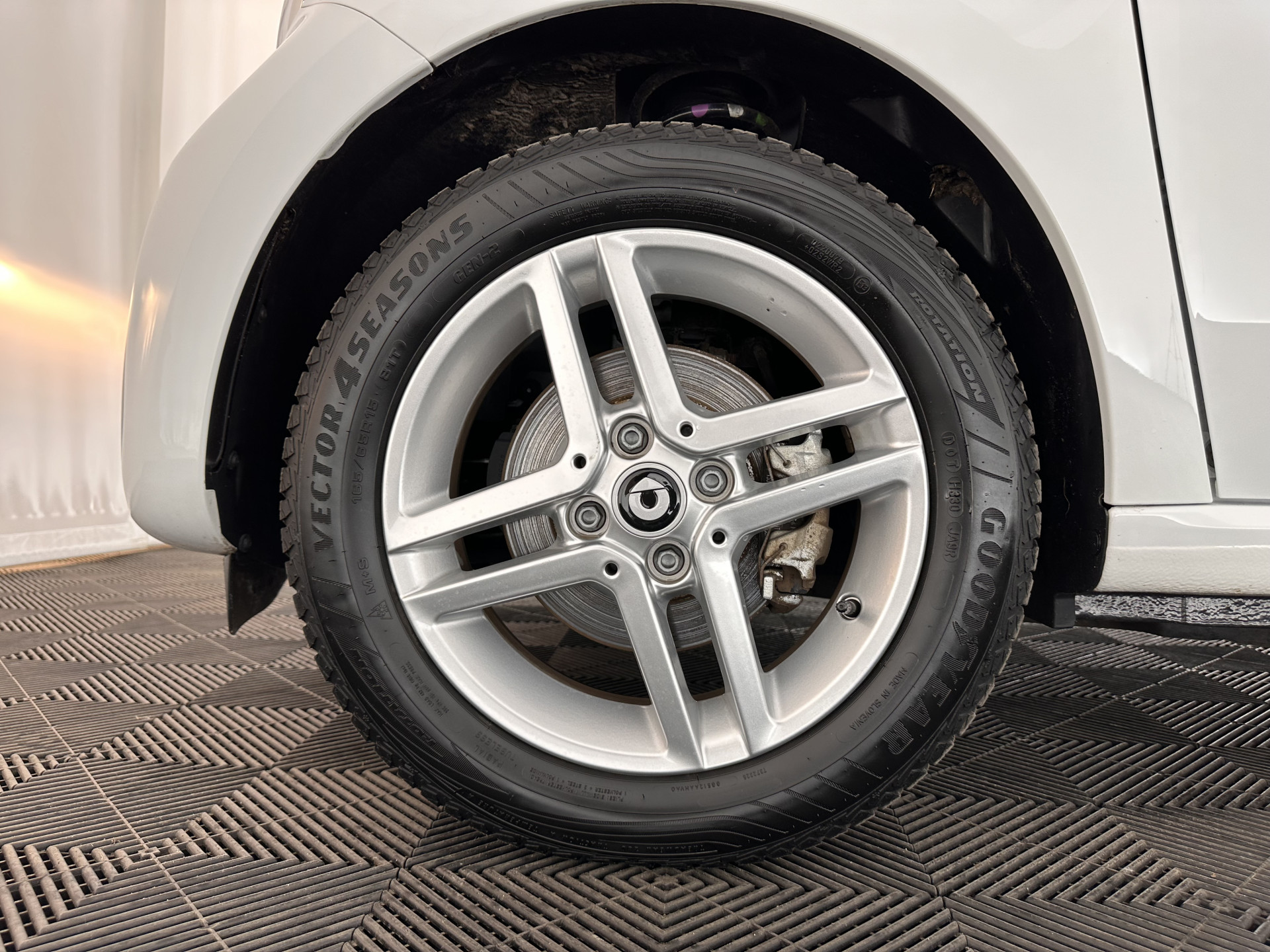 Smart forfour EQ Essential 18 kWh [ 3-Fase ] (INCL-BTW) Aut. *LEATHER | AIRCO | CRUISE | DAB+ | COMFORT-SEATS | 15''ALU*