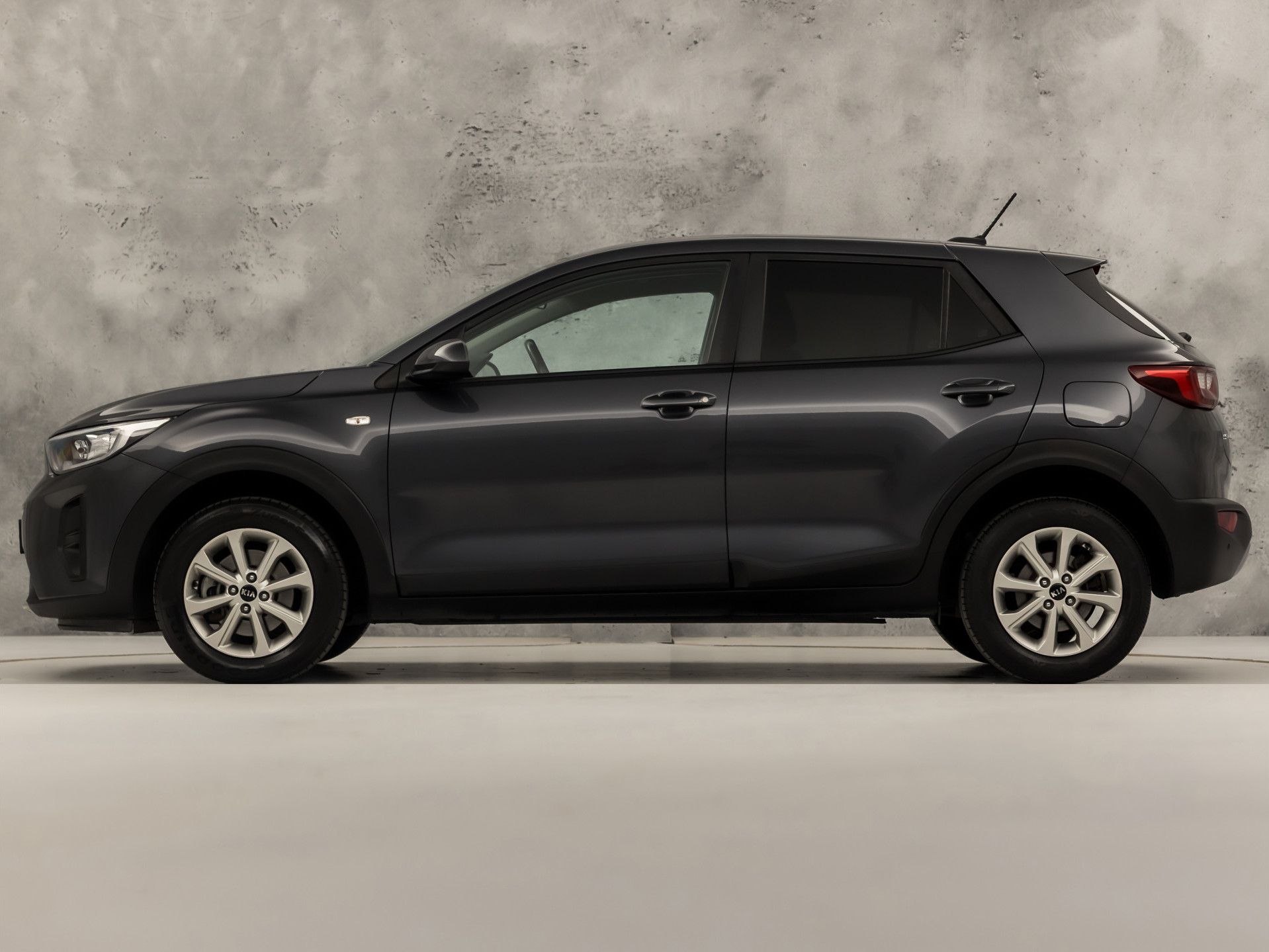 Kia Stonic 1.2 Navigator Sport (APPLE CARPLAY, NAVIGATIE, CAMERA, LM VELGEN, SPORTSTOELEN, PARKEERSENSOREN, ELEK RAMEN, NIEUWSTAAT)