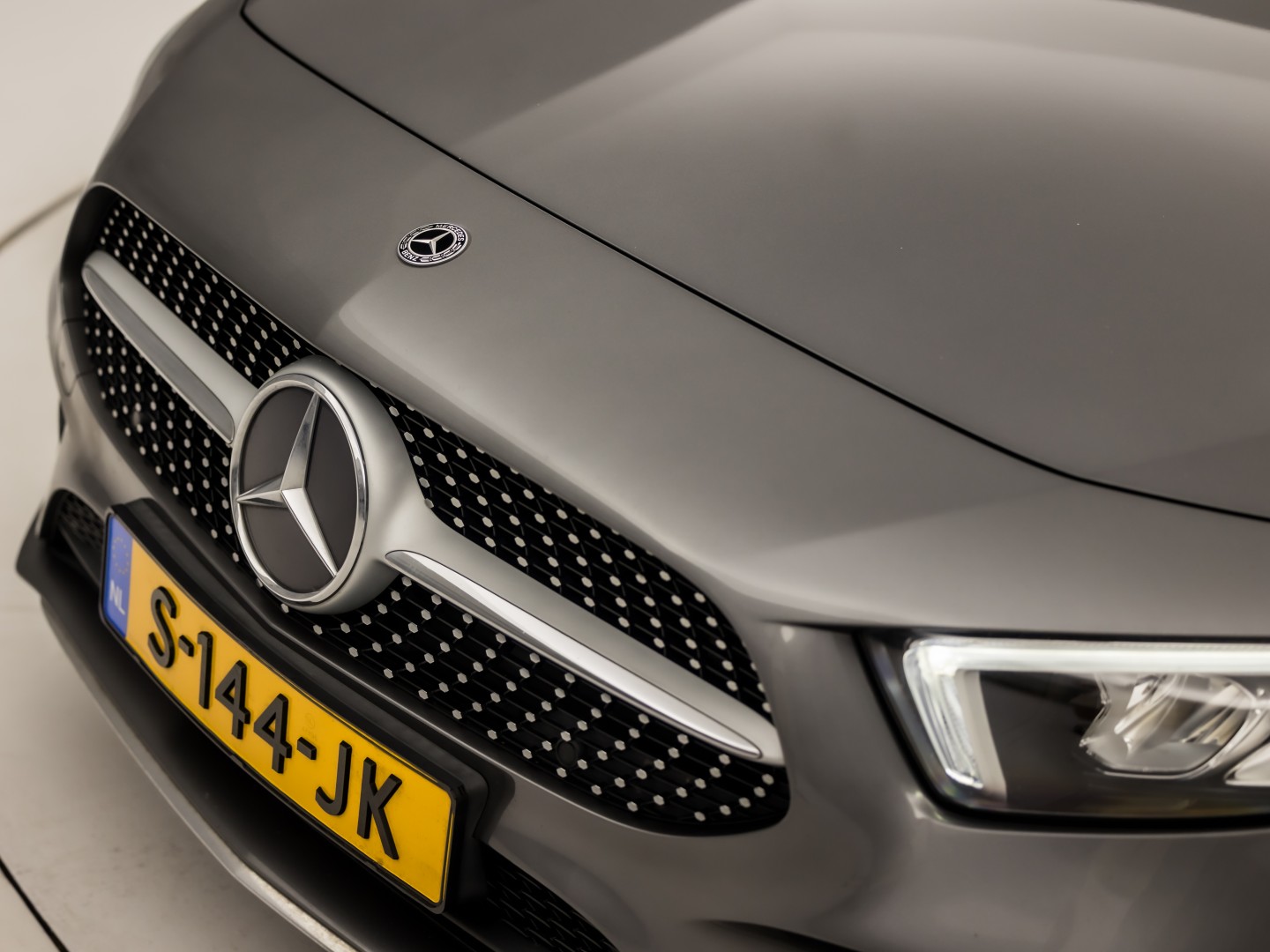Mercedes-Benz A-Klasse 200 AMG Sport 163Pk Automaat (PANORAMADAK, GROOT NAVI, SFEERVERLICHTING, CAMERA, STOELVERWARMING, SPORTSTOELEN, GETINT GLAS, LEDER/ALCANTARA, NIEUWSTAAT)