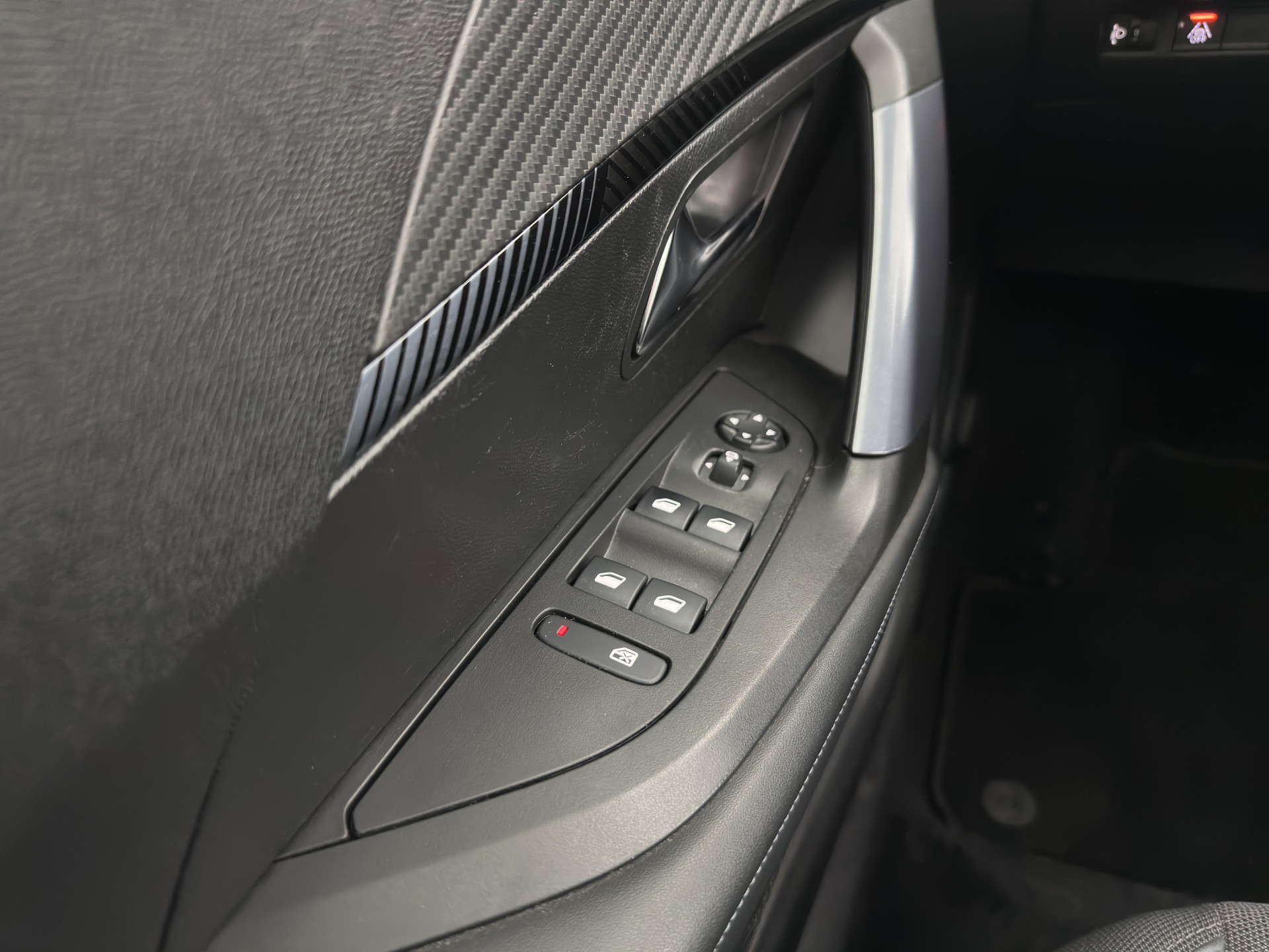 Peugeot e-2008 EV Allure 50 kWh [ 3-Fase ] {SOH-84%} (INCL-BTW) *PANO | LEATHER-FABRIC | FULL-LED | SPORT-SEATS | DIGI-COCKPIT | CAMERA | KEYLESS | PRIVACY-GLASS | DAB+ | NAVI-FULLMAP | ECC | CARPLAY | LANE-ASSIST | PDC | CRUISE | 17''ALU*