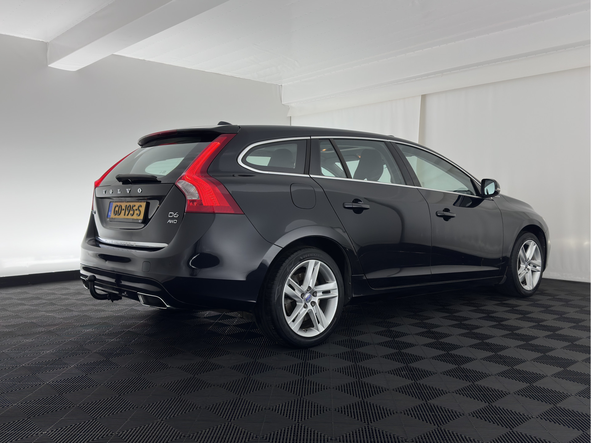 Volvo V60 2.4 D6 AWD Plug-In Hybrid Momentum Aut. *PANO | LEATHER-FABRIC | NAVI-FULLMAP | HEATED-COMFORTSEATS | ECC | PDC | CRUISE | TOWBAR | 17''ALU*