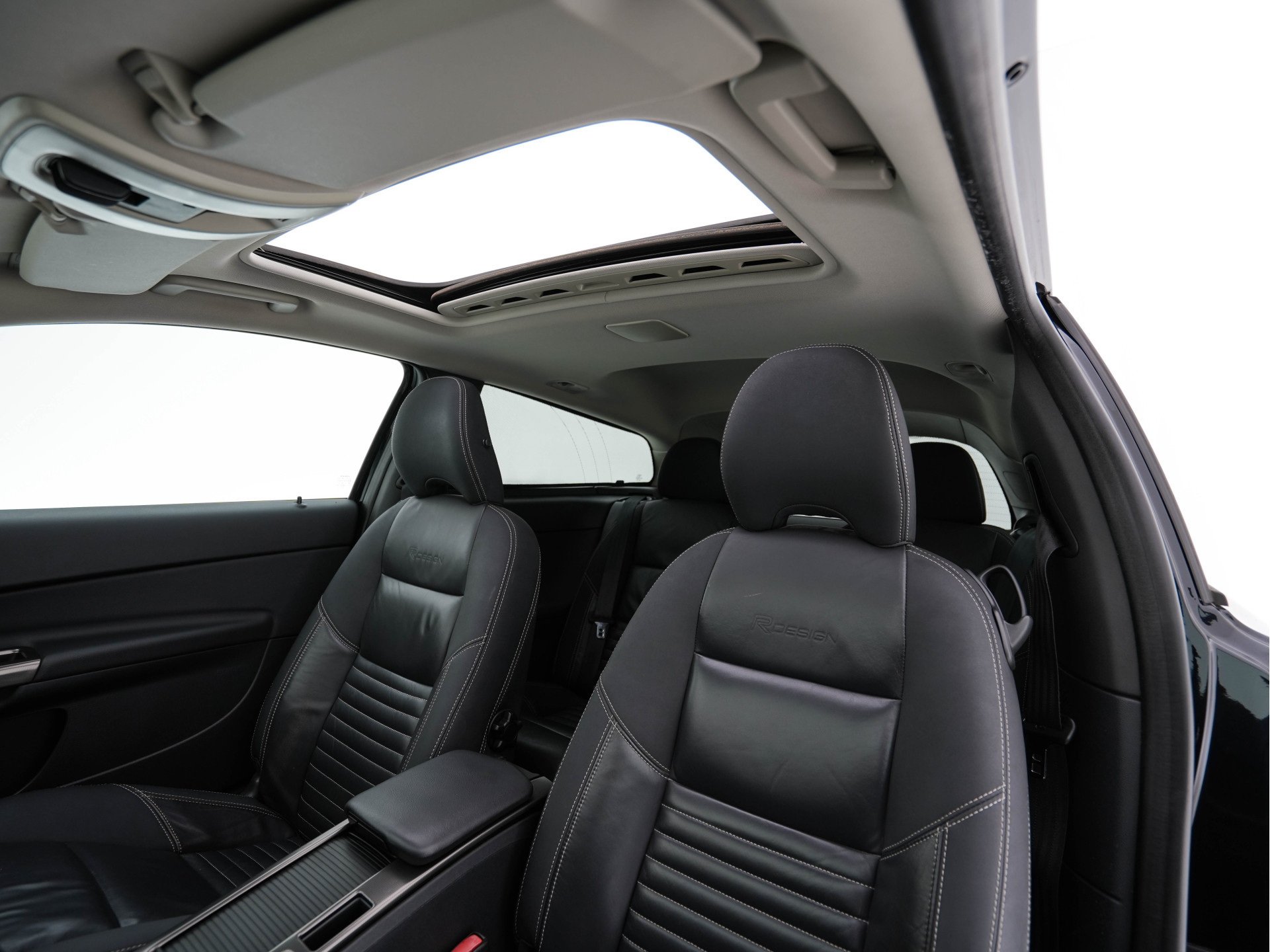 Volvo C30 1.6 D2 R-Design Luxury-Line *PANO | BI-XENON | LEATHER-FABRIC | NAVI-FULLMAP | HEATED-SPORTSEATS | ECC | CARBON-INLAY | PDC | PREMIUM-AUDIO | CRUISE | 17''ALU*