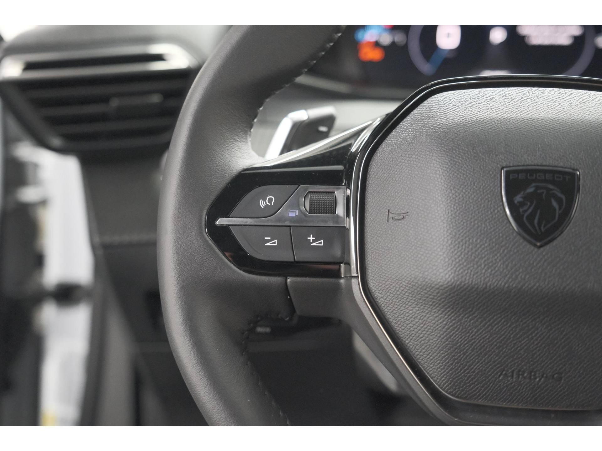 Peugeot 2008 PureTech 130 EAT8 Allure | Allseason banden | 360 Camera | Dodehoekdetectie | Apple Carplay | Stoelverwarming