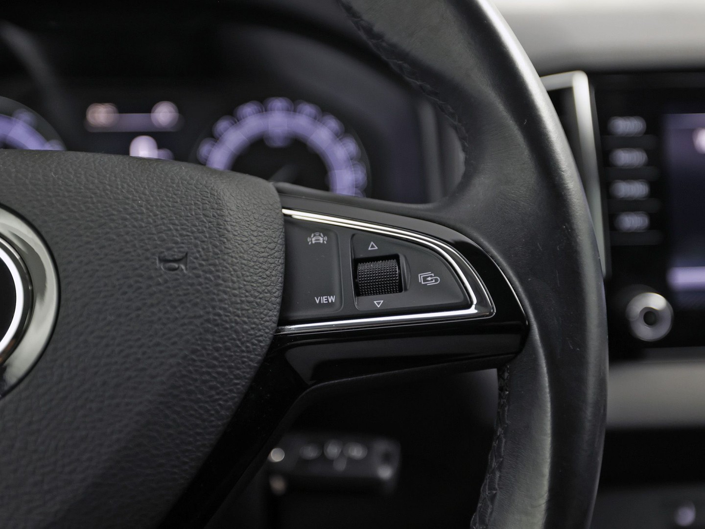 Škoda Karoq 1.5 TSI ACT Sport 150Pk (APPLE CARPLAY, CLIMATE, STOELVERWARMING, GETINT GLAS, SPORTSTOELEN, PARKEERSENSOREN, CRUISE, NIEUWSTAAT)