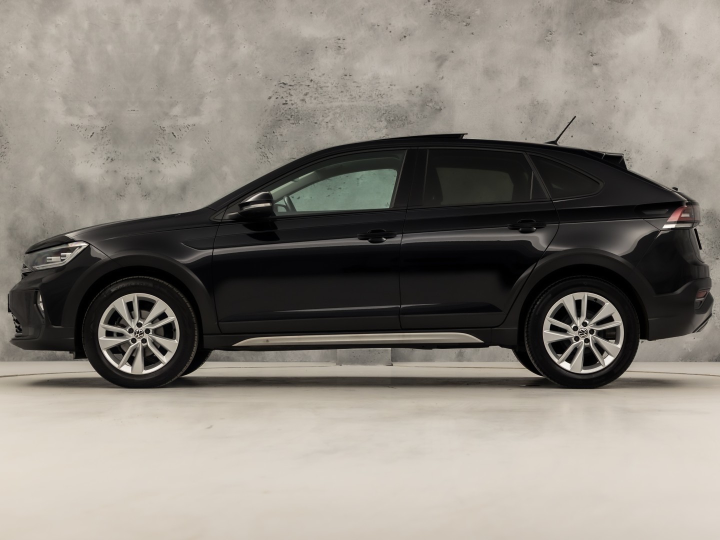 Volkswagen Taigo 1.0 TSI Sport (PANORAMADAK, 1e EIGENAAR, VIRTUAL COCKPIT, APPLE CARPLAY, GROOT NAVI, CLIMATE, STOELVERWARMING, SPORTSTOELEN, GETINT GLAS, IQ LIGHT, NIEUWSTAAT)