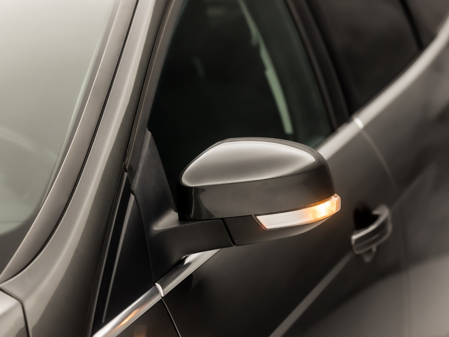 Ford Focus Wagon 1.0 Titanium Sport (APPLE CARPLAY, NAVIGATIE, CLIMATE, GETINT GLAS, SPORTSTOELEN, KEYLESS, PARKEERSENSOREN, NIEUWE APK, NIEUWSTAAT)