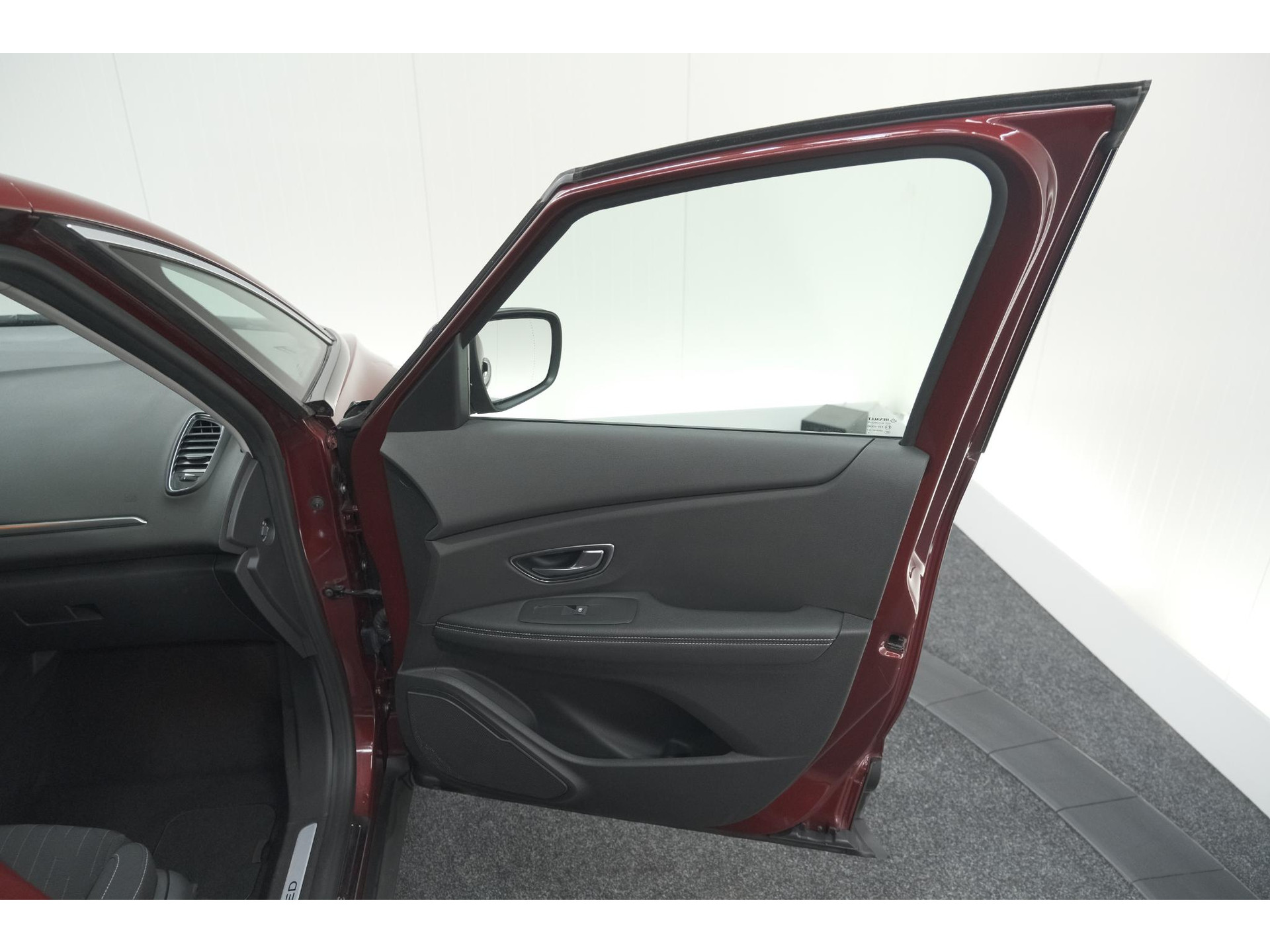 Renault Scénic TCe 140 EDC Limited | Camera | Stoelverwarming | Navigatie | Apple Carplay