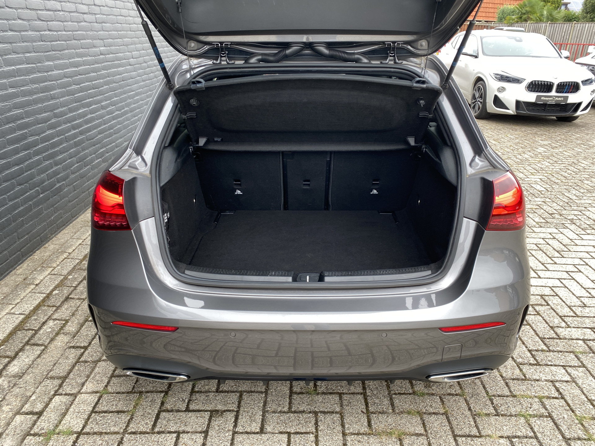 Mercedes-Benz A-klasse 180 AMG Line AUT. | 1e eigenaar | dealer onderh. | panoramadak | camera | night pakket | sfeerverlichting