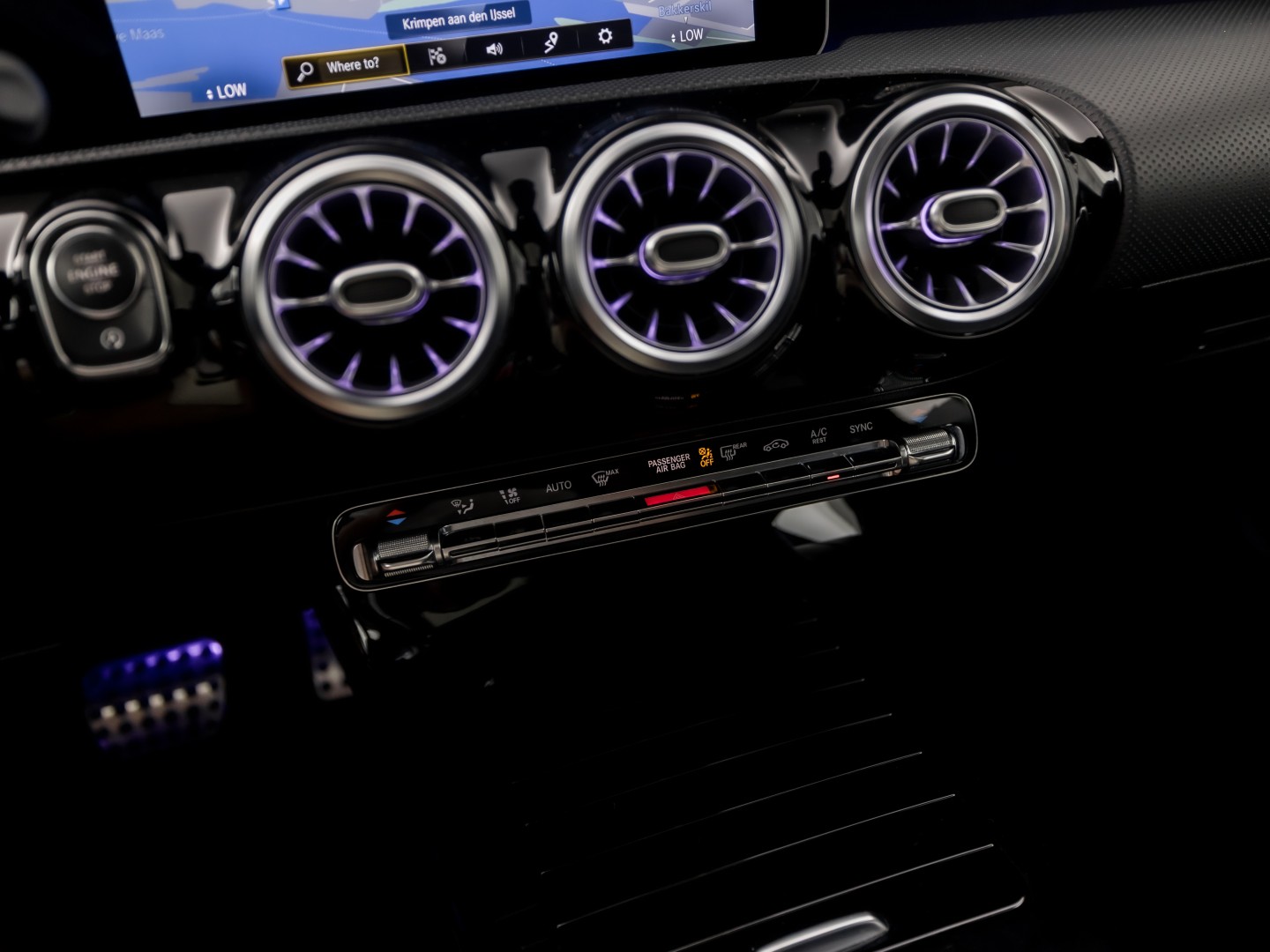Mercedes-Benz A-Klasse 250 AMG Sport 224Pk Automaat (PANORAMADAK, MEMORY SEATS, 360 CAMERA, BURMESTER, GROOT NAVI, SFEERVERLICHTING, WIDESCREEN, ADAPTIVE CRUISE, NIEUWSTAAT)