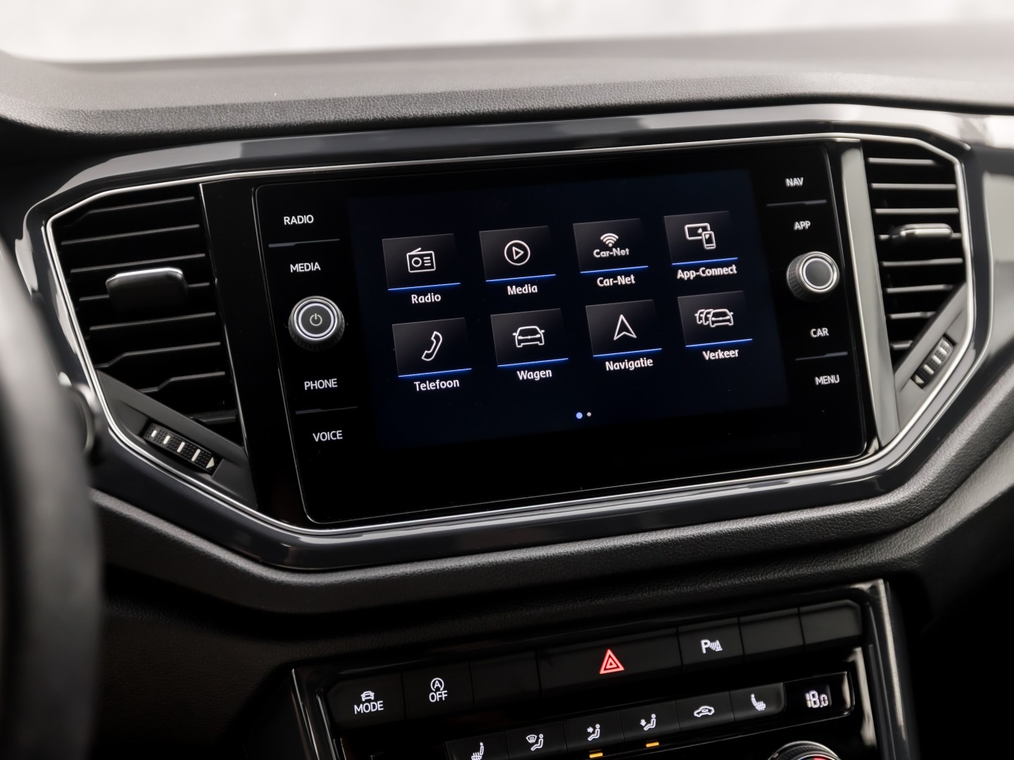 Volkswagen T-Roc 1.5 TSI Sport 150Pk (APPLE CARPLAY, GROOT NAVI, CLIMATE, STOELVERWARMING, ZWART HEMEL, LED KOPLAMPEN, SPORTSTOELEN, GETINT GLAS, ELEK ACHTERKLEP, ADAPTIVE CRUISE, NIEUWSTAAT)