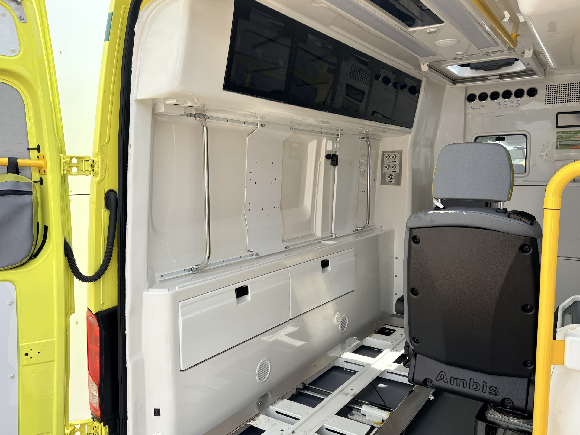 Volkswagen Crafter 2.0 TDI 177PK Ambulance L3H3 Automaat ACC Climate Control Stroompunten Laadruimte Parkeersensoren