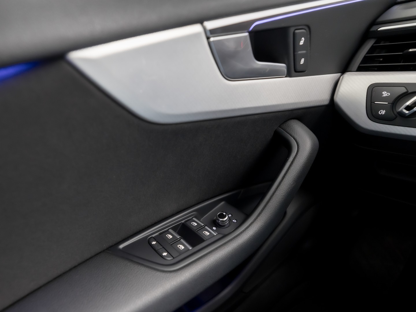 Audi A4 Avant 2.0 TFSI S-Line Sport 190Pk Automaat (NAVIGATIE, SFEERVERLICHTING, PLAT S-LINE SPORTSTUUR, GETINT GLAS, SPORTSTOELEN, CAMERA, TREKHAAK, NIEUWE APK, NIEUWSTAAT)
