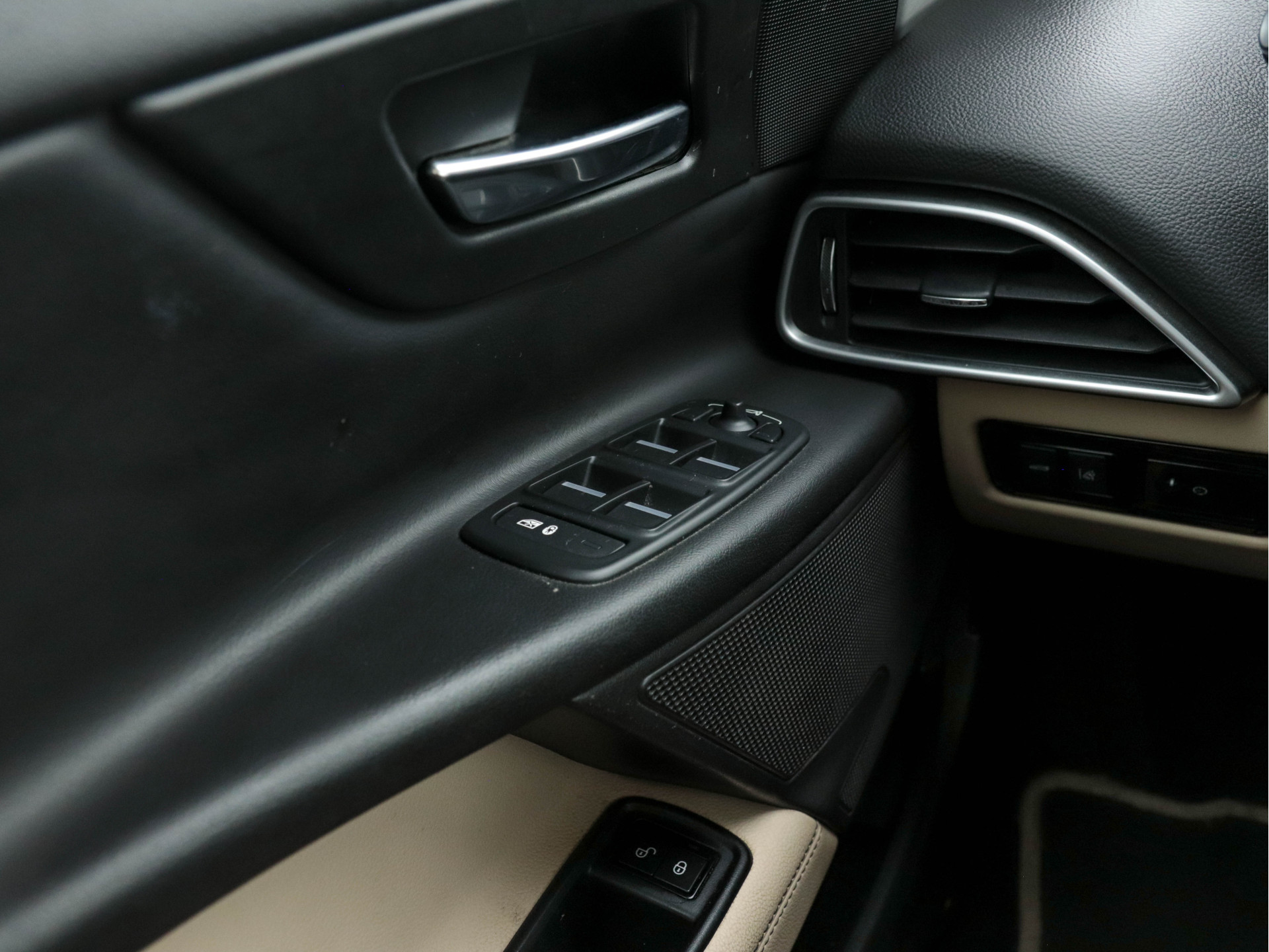 Jaguar XE 2.0 D Portfolio (INCL-BTW) Aut. *LEATHER | NAVI-FULLMAP | BI-XENON | CAMERA | ECC | COMFORT-SEATS | SHIFT-PADDLES | PDC | JAGUAR-AUDIO | CRUISE | LANE-ASSIST | TOWBAR | 18"ALU*