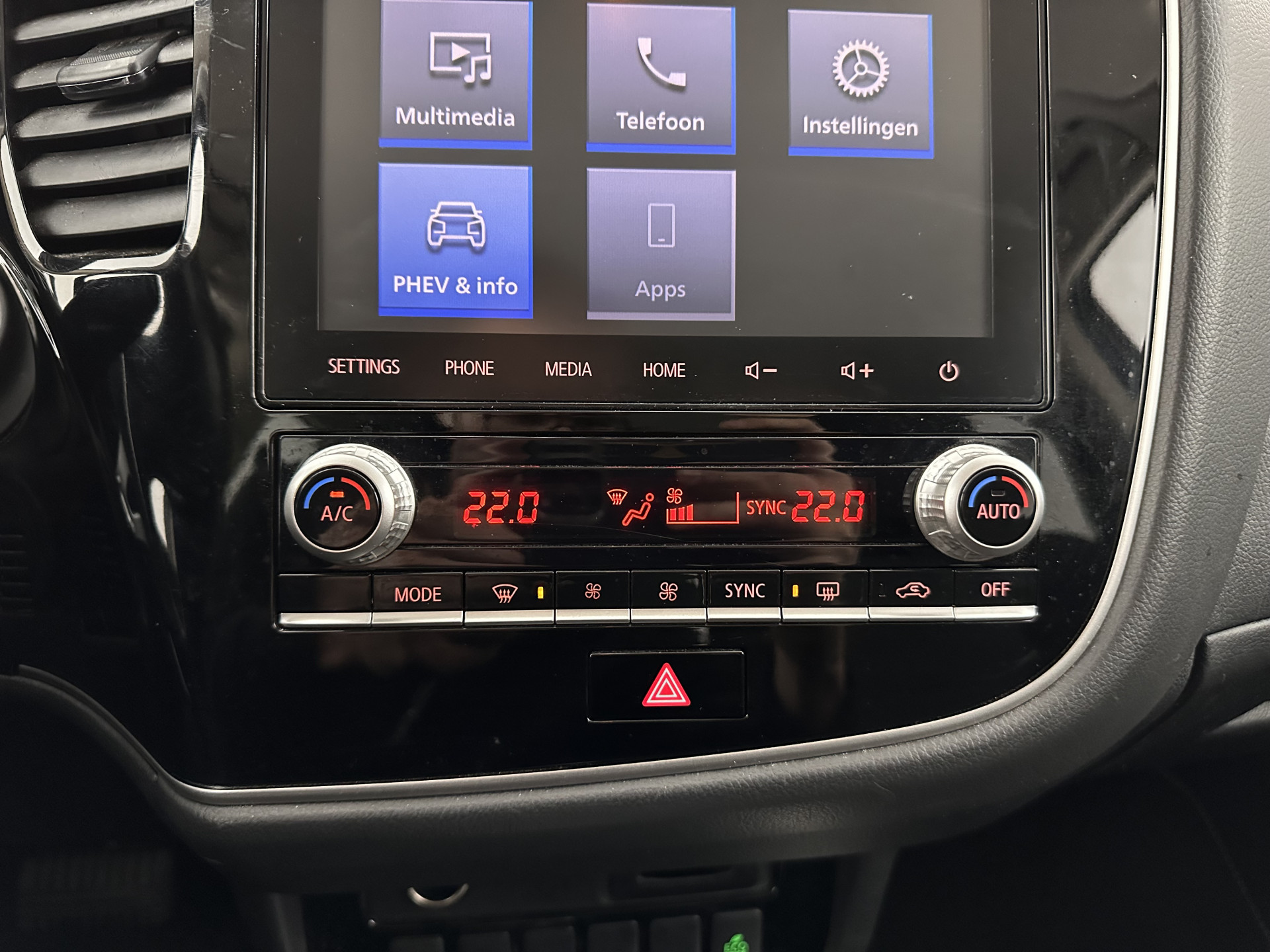 Mitsubishi Outlander 2.4 PHEV Pure (Plug-In) (INCL-BTW)  Aut *FULL-LED | KEYLESS | CAMERA | HEATED-COMFORTSEATS | ECC | SHIFTPADDLES | PDC | CRUISE | CARPLAY | PRIVACY-GLASS | DAB | TOWBAR | 16''ALU*