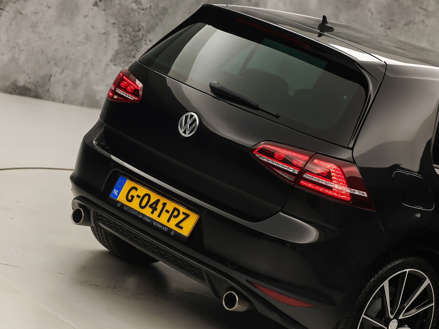 Volkswagen Golf 2.0 TSI GTI 220Pk Automaat (NAVIGATIE, CLIMATE, LEDER, STOELVERWARMING, SPORTSTOELEN, GETINT GLAS, XENON, NIEUWSTAAT)