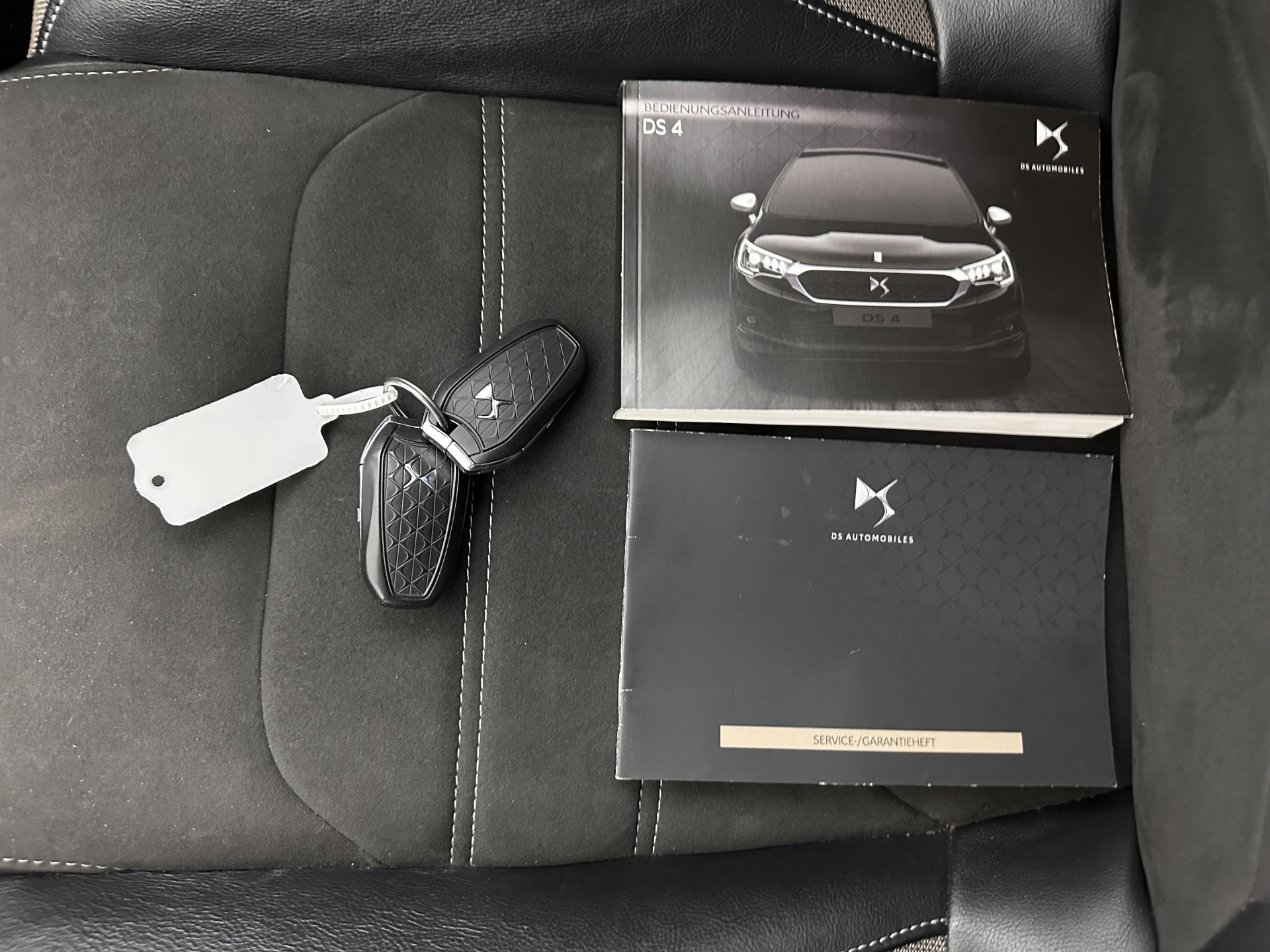 DS 4 1.6 BlueHDi Chic *PANO-WINDOW | FULL-LED | LEATHER-ALCANTARA | HEATED-COMFORTSEATS | NAVI-FULLMAP | DAB | CAMERA | PRIVACYGLASS | ECC | PDC | CRUISE | KEYLESS | TOWBAR | 16''ALU*