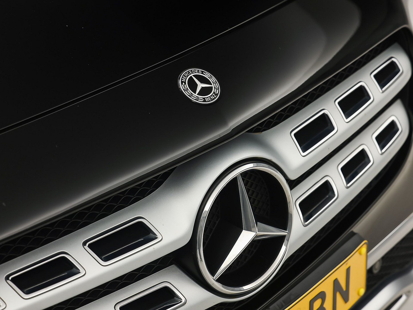 Mercedes-Benz GLA-klasse 250 4Matic Premium AMG Sport 211Pk Automaat (PANORAMADAK, MEMORY SEATS, GROOT NAVI, CAMERA, TREKHAAK, SPORTSTOELEN, GETINT GLAS, BRUIN LEDER, STOELVERWARMING, NIEUWSTAAT)