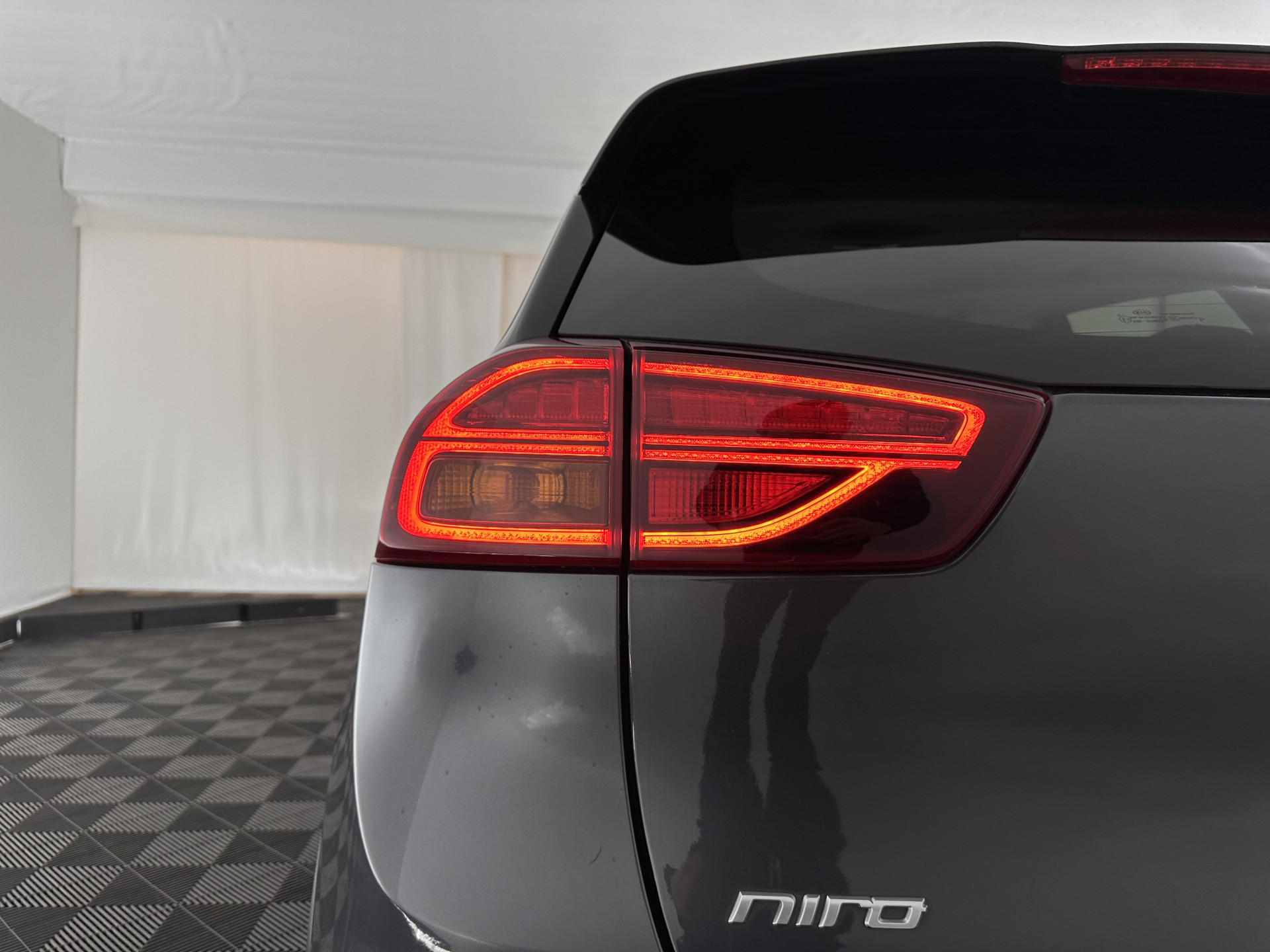 Kia Niro 1.6 GDi Hybrid Dynamic Plus Line (INCL-BTW) Aut. *LEATHER | FULL-LED | ADAPTIVE-CRUISE | BLINDSPOT | HEATED-COMFORTSEATS | CAMERA | KEYLESS | NAVI-FULLMAP | AMBIENTLIGHT | LANE-ASSIST | TOWBAR | 16''ALU*