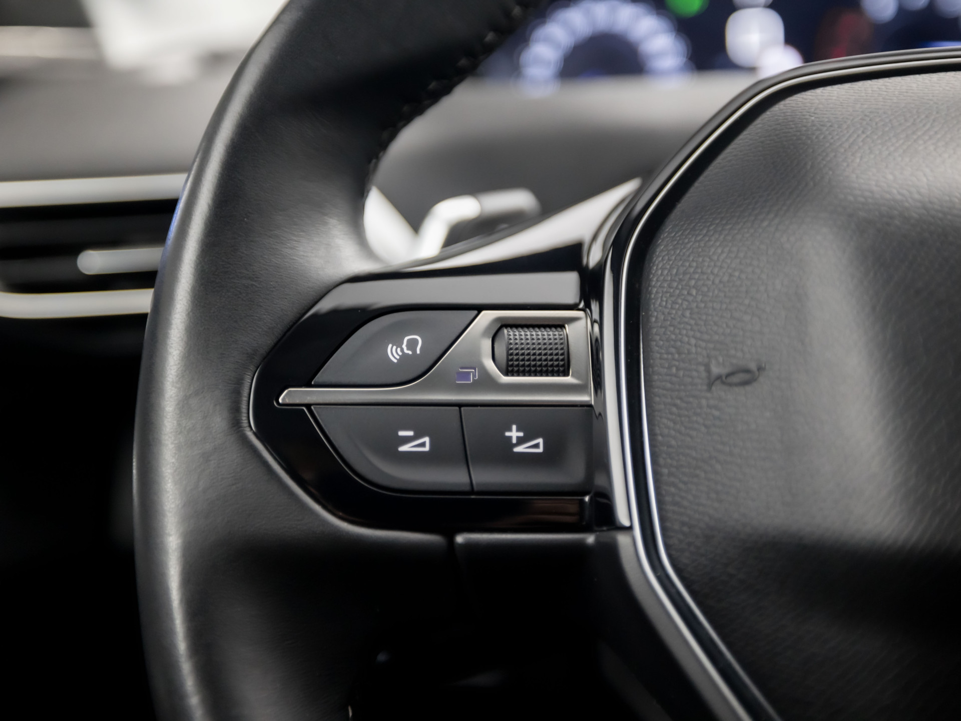 Peugeot 3008 1.2 PureTech Allure Automaat (APPLE CARPLAY, LED KOPLAMPEN, FOCAL AUDIO, LEDER, SPORTSTOELEN, GETINT GLAS, CRUISE, DAKRAILS, NIEUWSTAAT)