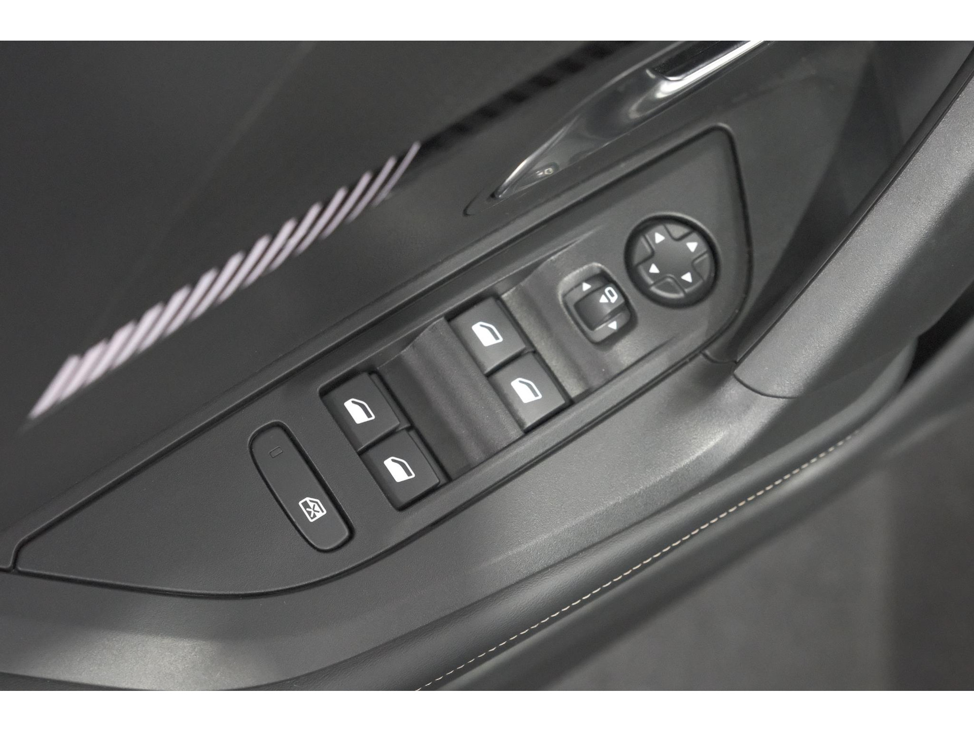 Peugeot e-2008 EV Allure 54 kWh | 97,2% SOH | 11 KW Lader | Apple Carplay | Parkeersensoren