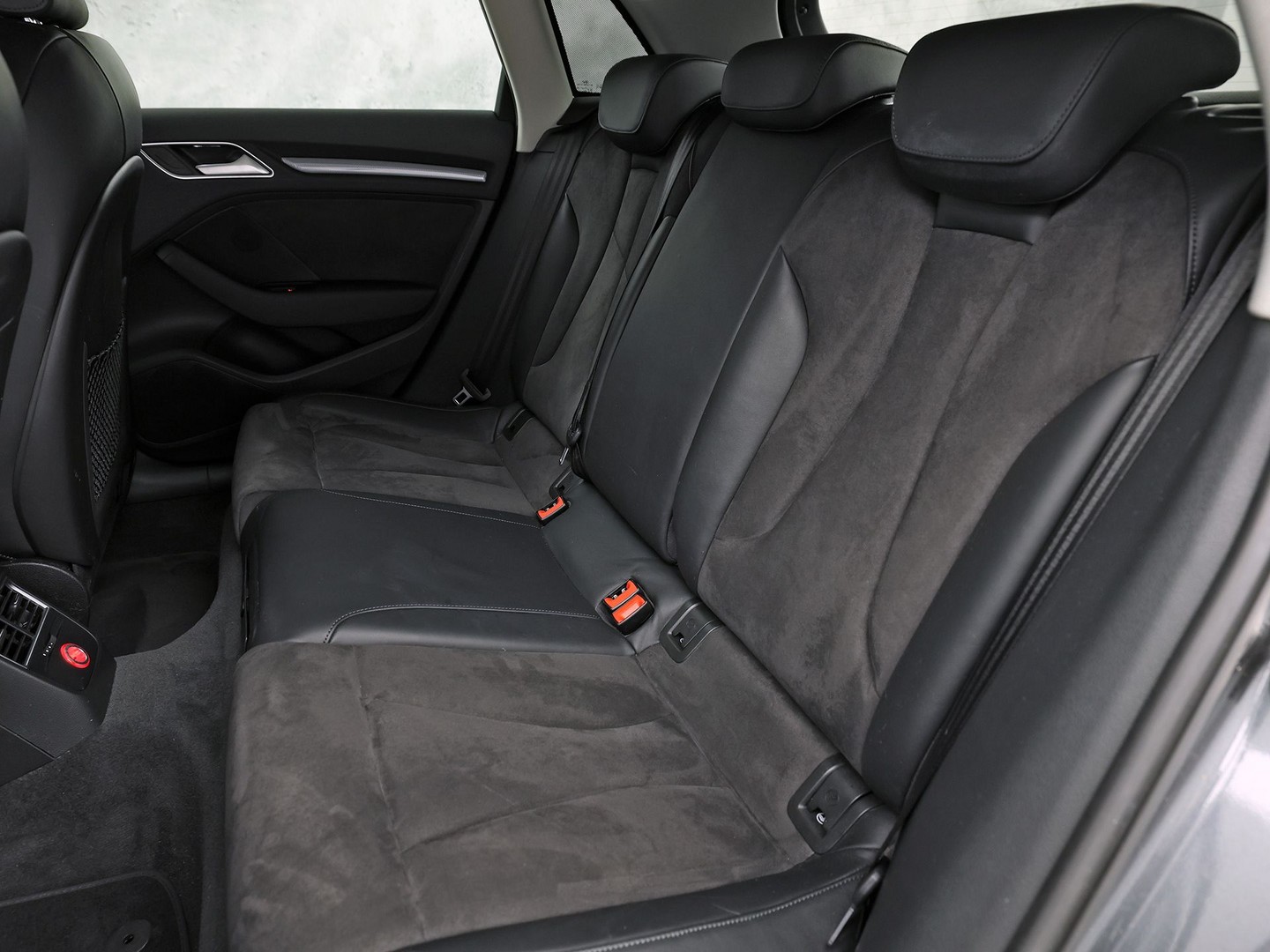 Audi A3 Sportback 1.4 TFSI S-Line Sport Automaat (NAVIGATIE, CLIMATE, LEDER/ALCANTARA, KEYLESS, SPORTSTOELEN, STOELVERWARMING, GETINT GLAS, CRUISE, NIEUWSTAAT)