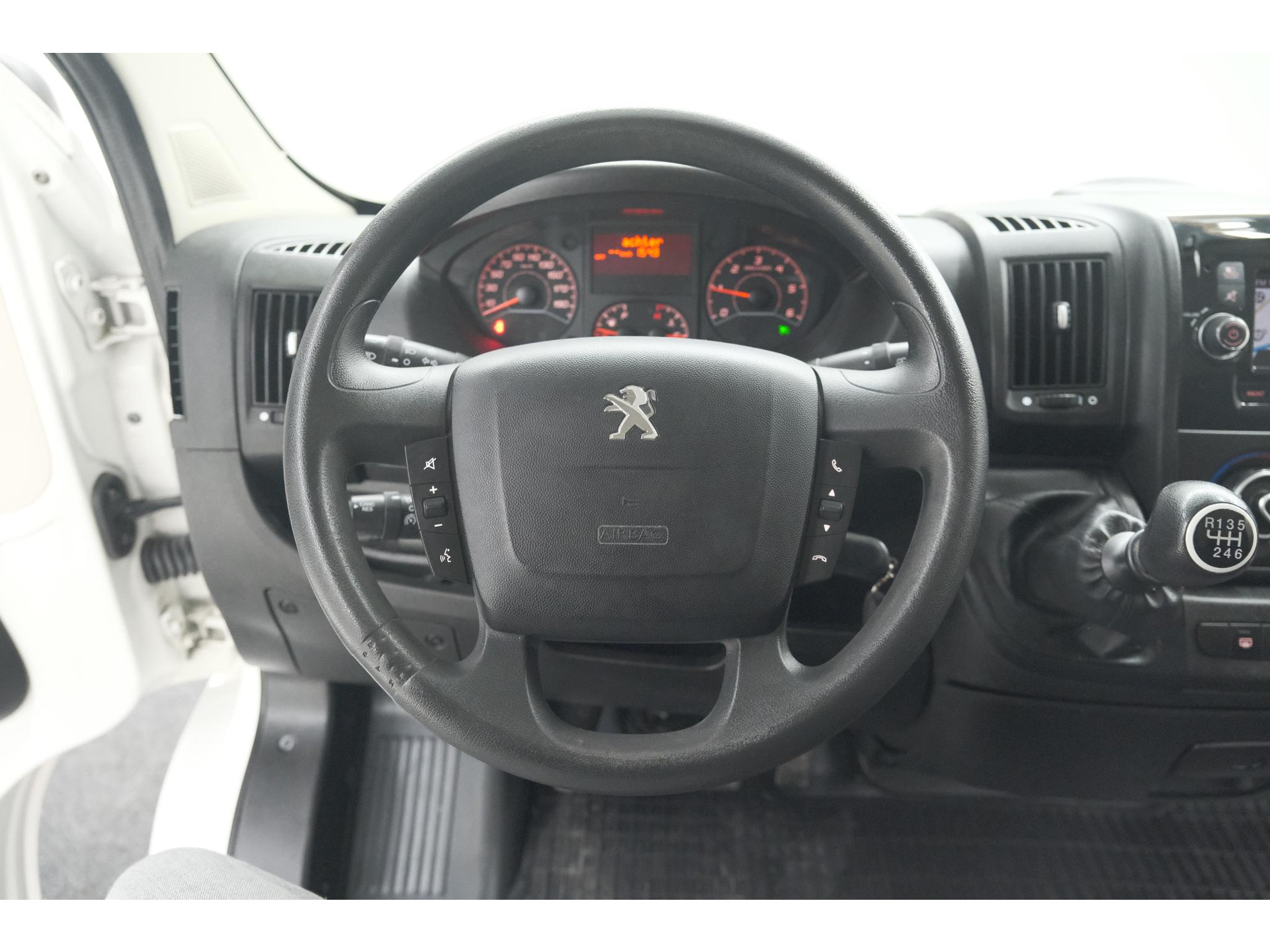 Peugeot Boxer 330 2.2 BlueHDi 140 L2H2 Premium | Navigatie | Houtenvloer In Laadruimte | Airco