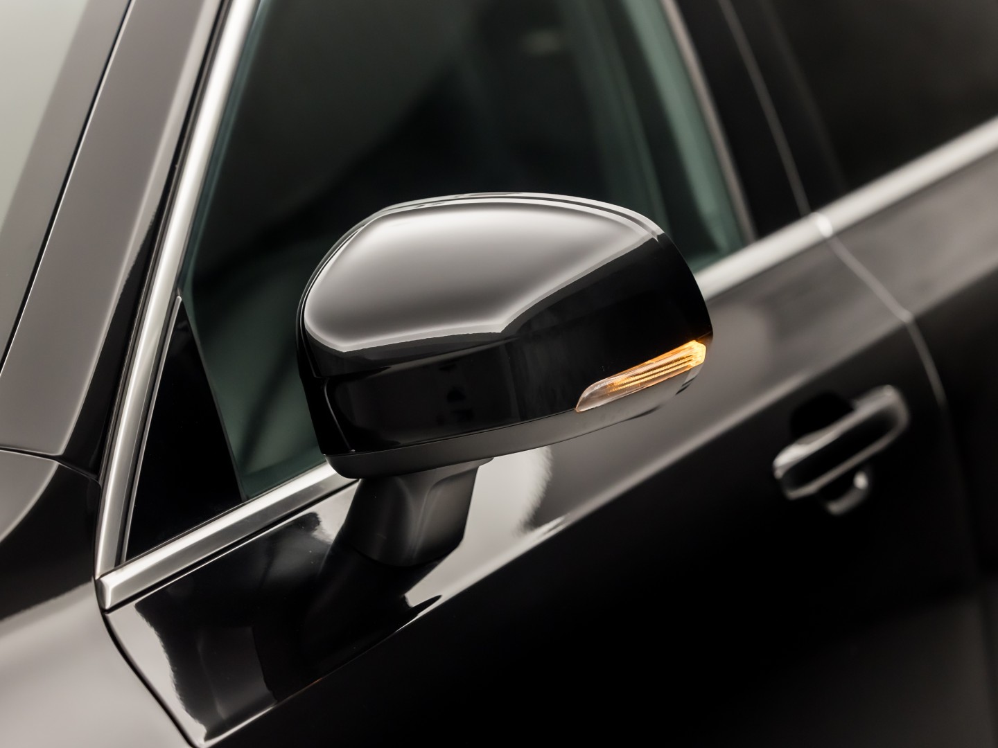 Volvo XC90 2.0 T8 Twin Engine AWD R-Design 7 Persoons 408Pk Automaat (PANORAMADAK, 1e EIGENAAR, LUCHTVERING, APPLE CARPLAY, BOWERS&WILKINS, HEAD-UP DISPLAY, STUUR/STOELVERWARMING, CAMERA, ELEK ACHTERKLEP, NIEUWSTAAT)