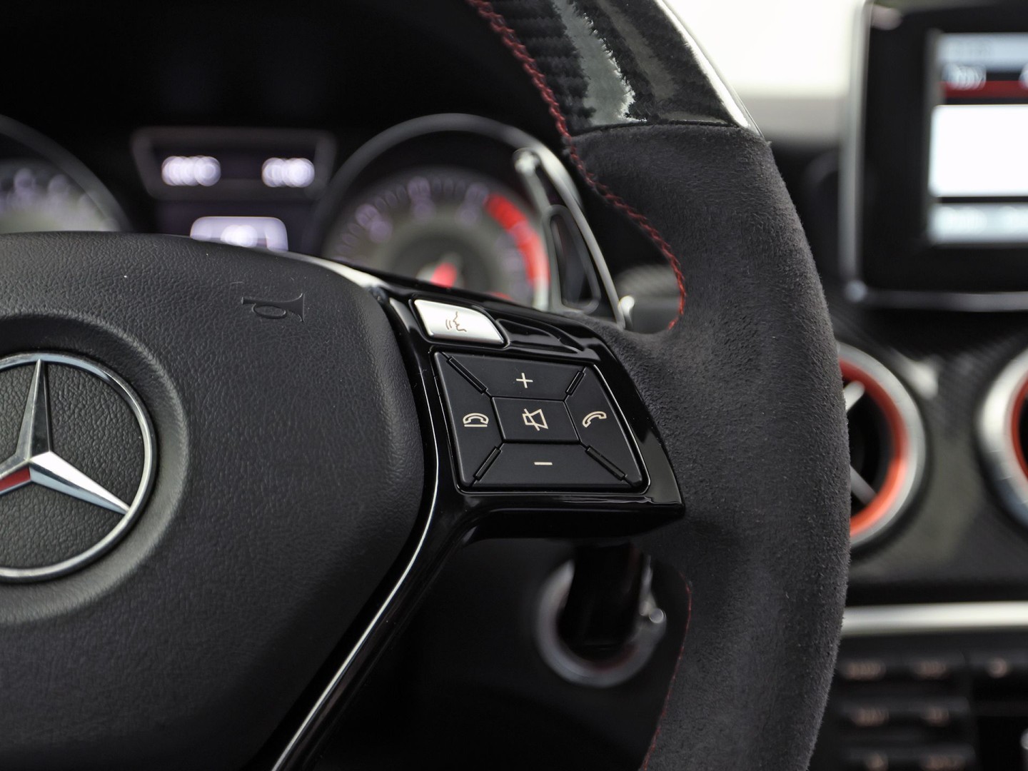 Mercedes-Benz CLA-Klasse 250 AMG Sport 211Pk Automaat (PANORAMADAK, STERRENHEMEL, NAVIGATIE, RODE GORDELS, LEDER/ALCANTARA, STOELVERWARMING, SPORTSTOELEN, GETINT GLAS, CRUISE, NIEUWSTAAT)