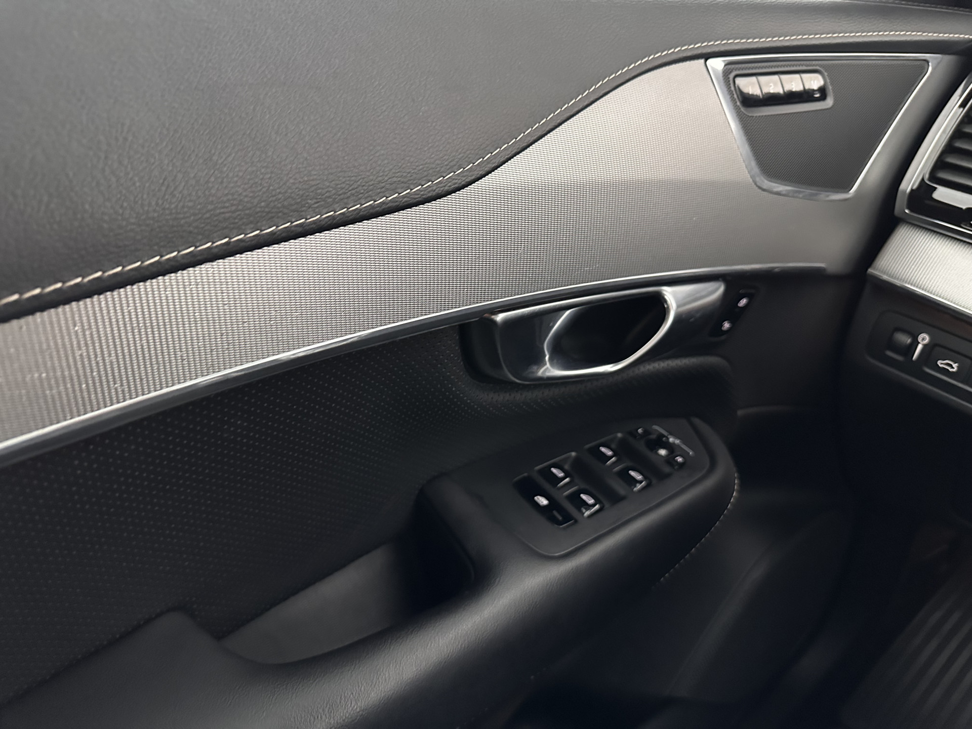 Volvo XC90 2.0 T8 R-Design Twin Engine AWD [ 7-Pers. ] (Plug-In) Aut. *PANO | LEATHER-ALCANTARA | FULL-LED | MEMORY-PACK | DIGI-COCKPIT | NAVI-FULLMAP | CARPLAY | ECC | HEATED-SPORTSEATS | LANE-ASSIST | PDC | HEAD-UP | TOWBAR | 20"ALU*