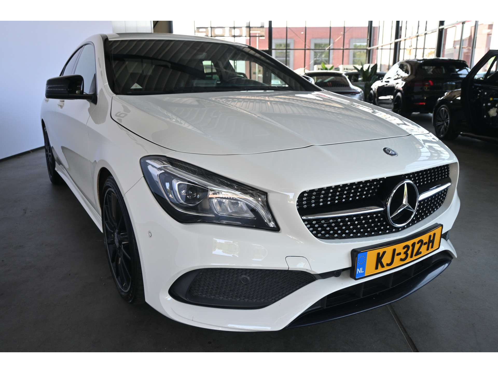 Mercedes-Benz CLA-klasse 180 AMG Night Edition Plus Clima Cruise Xenon LED Navigatie Inruil mogelijk