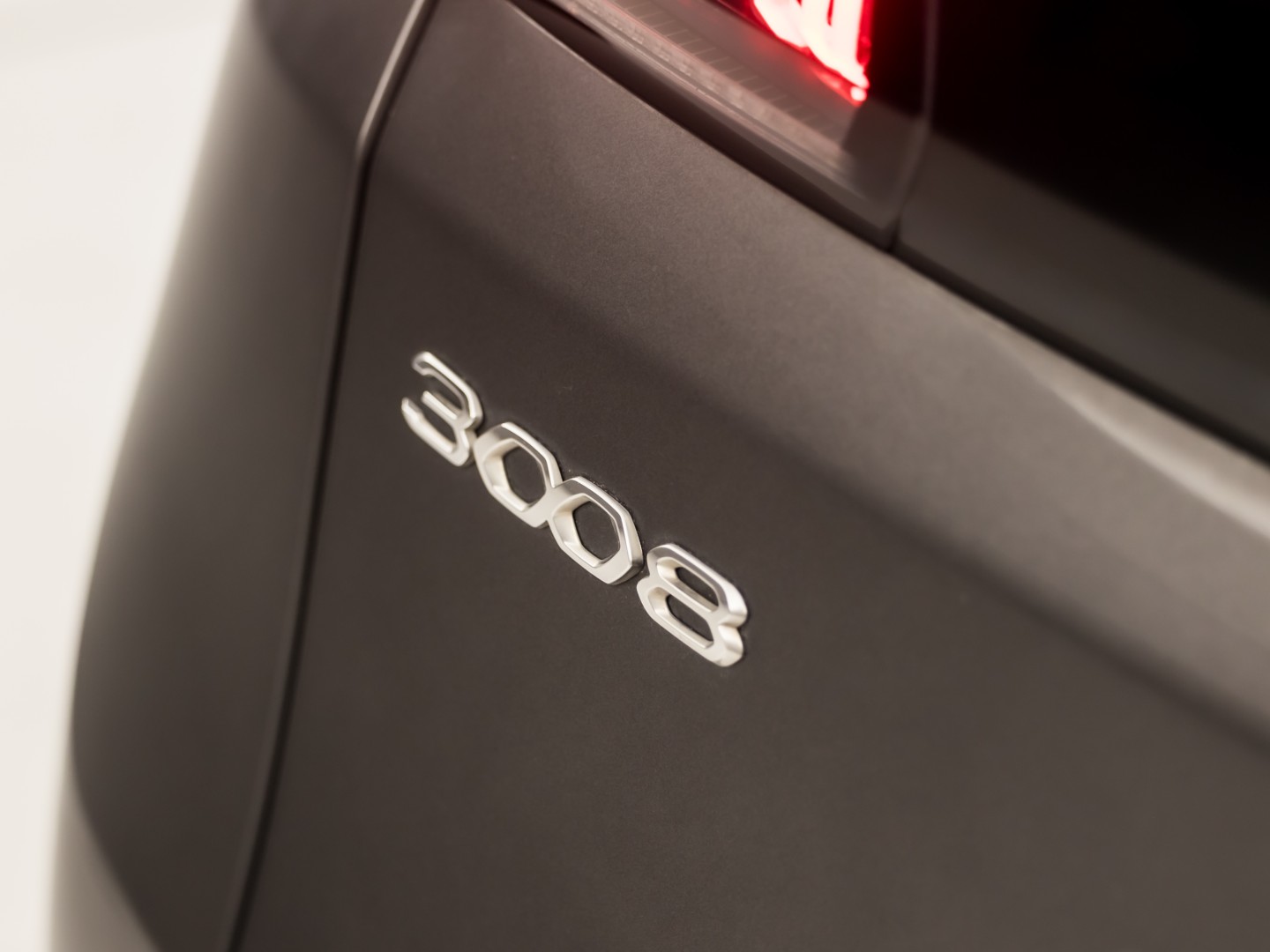 Peugeot 3008 1.6 HYbrid 225 Allure Sport 225Pk Automaat (APPLE CARPLAY, GROOT NAVI, 360 CAMERA, LEDER, KEYLESS, SPORTSTOELEN, GETINT GLAS, LANE ASSIST, NIEUWSTAAT)