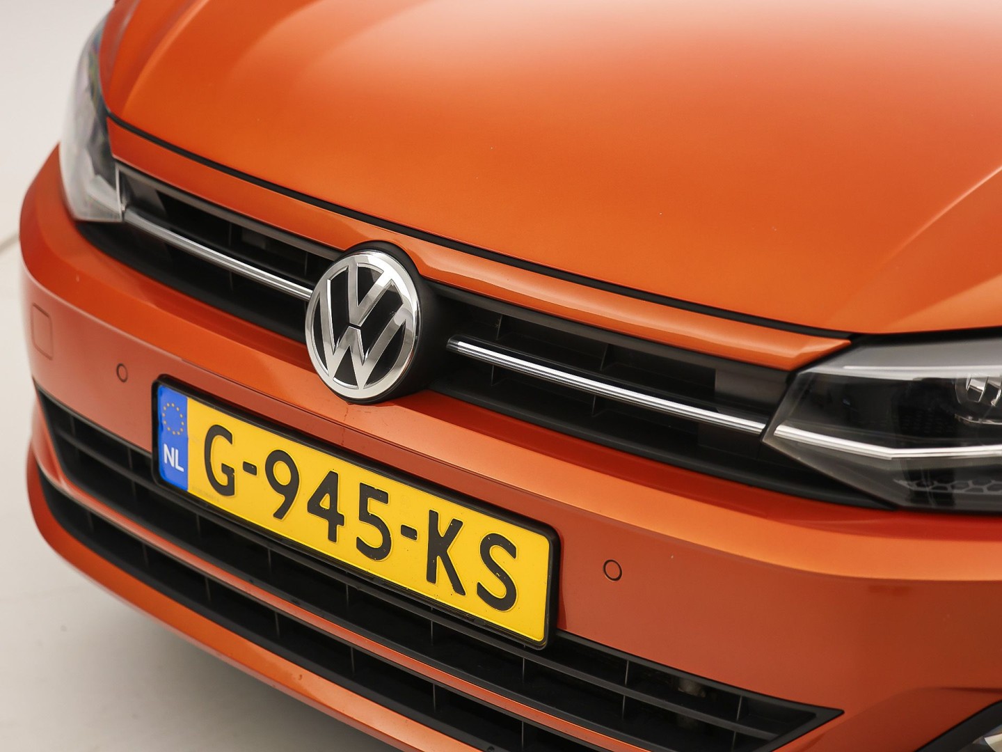 Volkswagen Polo 1.0 TSI Sport Automaat (VIRTUAL COCKPIT, ZWART HEMEL, GROOT NAVI, TREKHAAK, LEDER, SPORTSTOELEN, GETINT GLAS, LM VELGEN, ADAPTIVE CRUISE, NIEUWSTAAT)