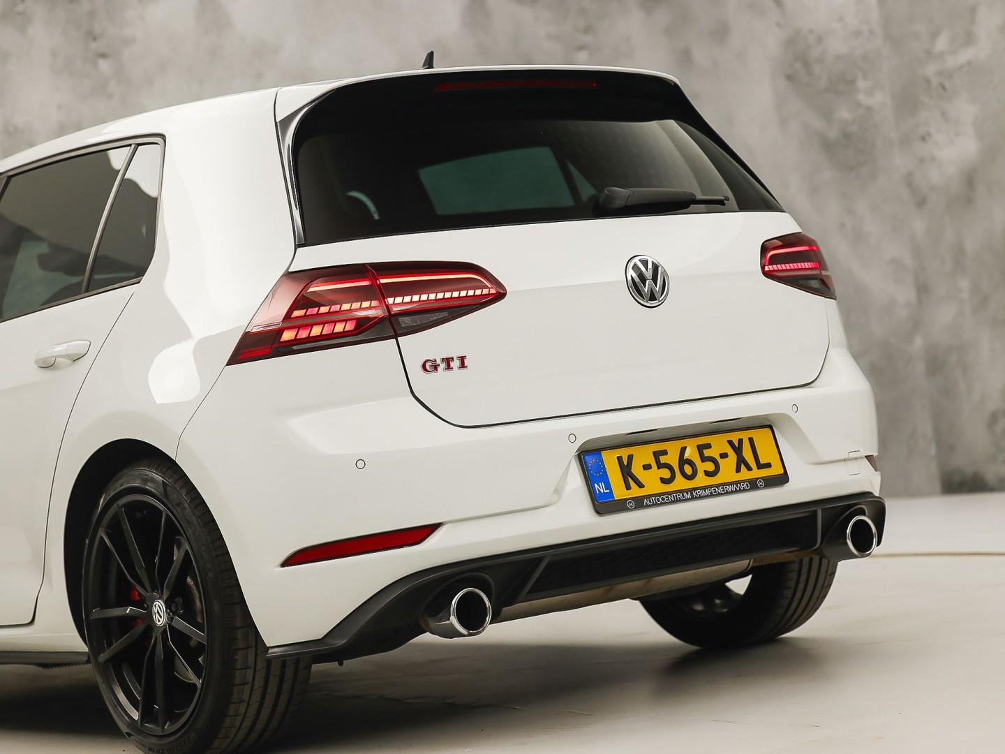 Volkswagen Golf 2.0 TSI GTI Performance 245Pk Automaat (VIRTUAL COCKPIT, APPLE CARPLAY, GROOT NAVI, MODE KNOP, DYNAUDIO, CAMERA, STOELVERWARMING, ADAPTIVE CRUISE, DODEHOEK DETECTOR, NIEUWSTAAT)