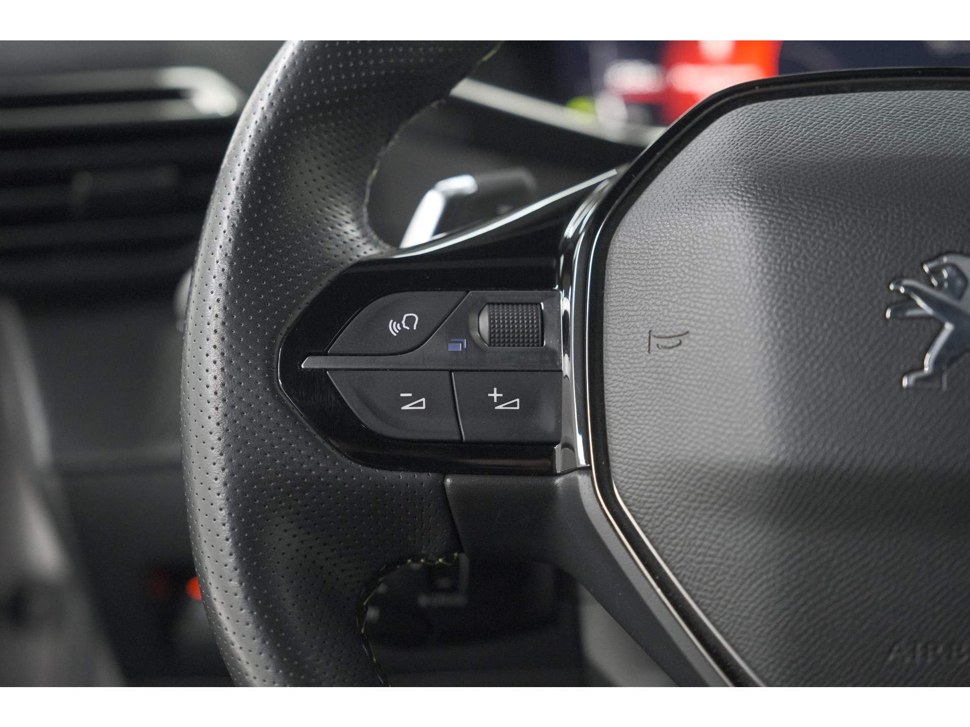 Peugeot 208 PureTech 100 EAT8 GT | Camera | Dodehoekdetectie | Navigatie | Apple Carplay