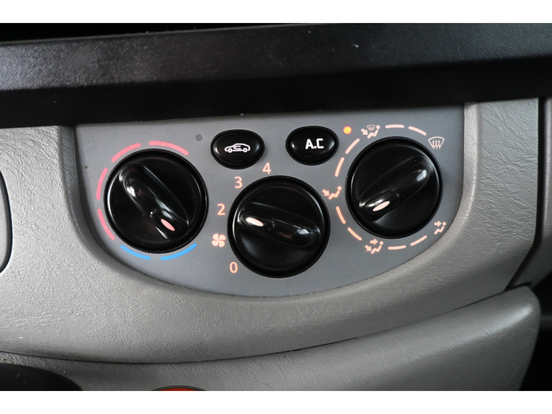 Opel Vivaro Combi 2.5 CDTI L1H1 Automaat 9 Persoons Airco Trekhaak Rijklaarprijs! Inruil Mogelijk!