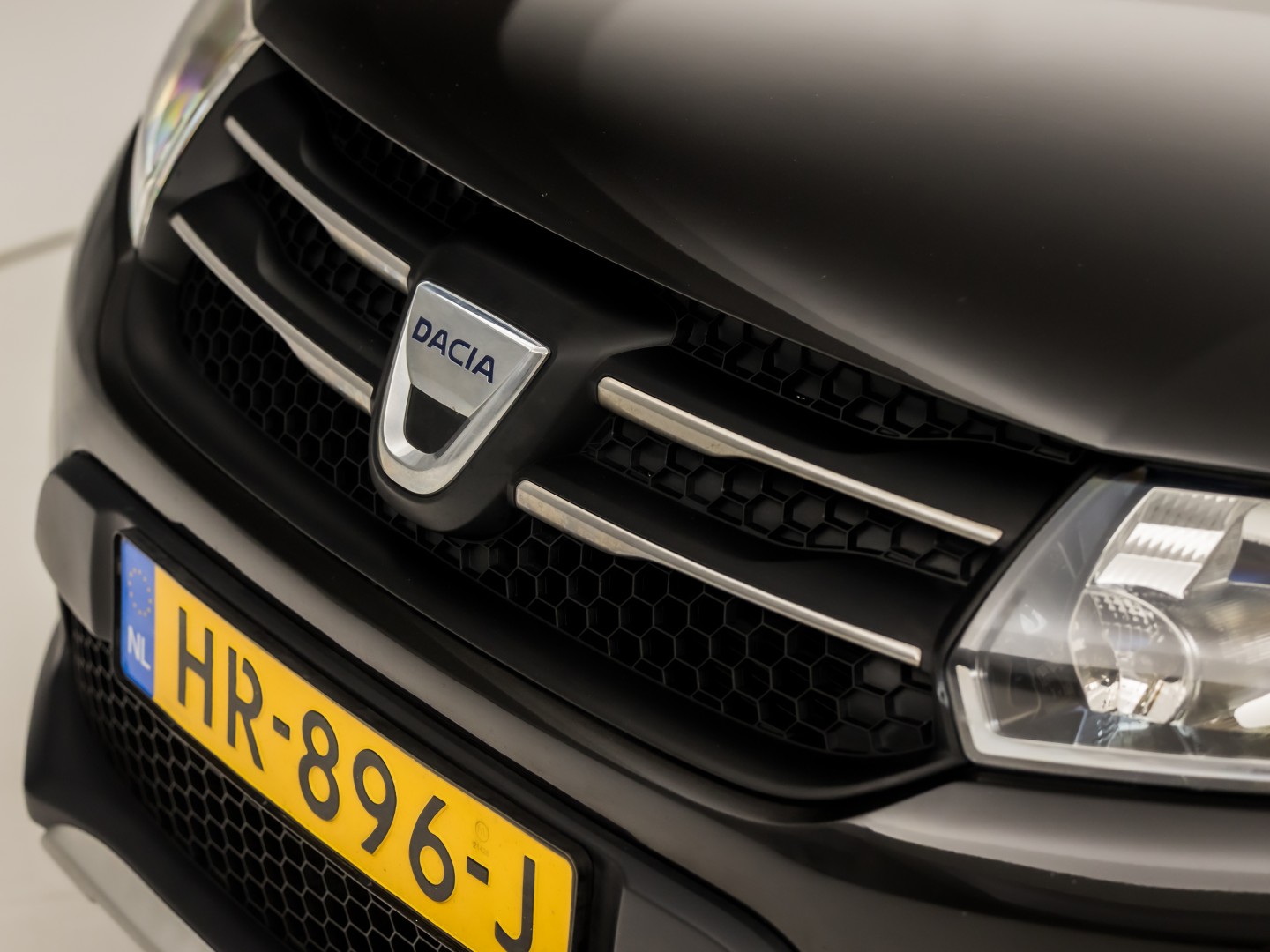 Dacia Sandero 0.9 TCe Stepway Lauréate (NAVIGATIE, AIRCO, LM VELGEN, SPORTSTOELEN, PARKEERSENSOREN, NIEUWSTAAT)