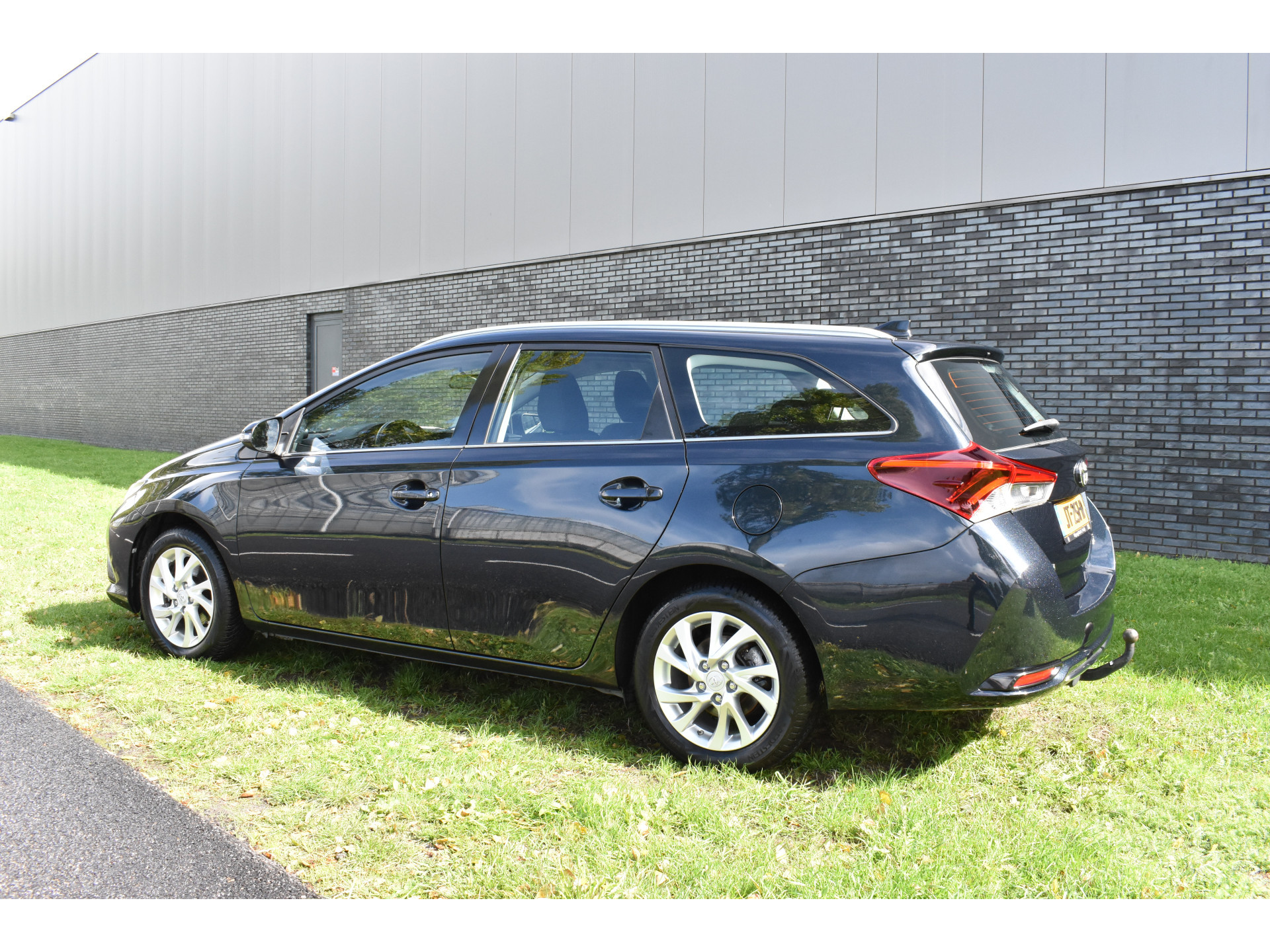 Toyota Auris Touring Sports 1.2T Aspiration Limited Navi Trekhaak Parkeer camerafoto’s volgen