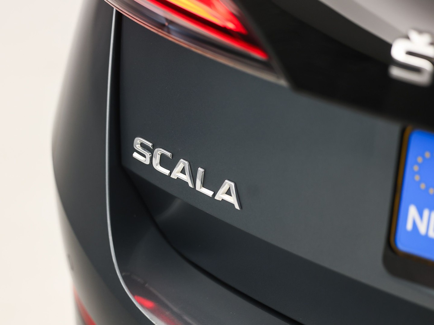 Škoda Scala 1.0 TSI Sport Automaat (VIRTUAL COCKPIT, APPLE CARPLAY, GROOT NAVI, CLIMATE, STOELVERWARMING, SPORTSTOELEN, PARKEERSENSOREN, LED KOPLAMPEN, NIEUWSTAAT)