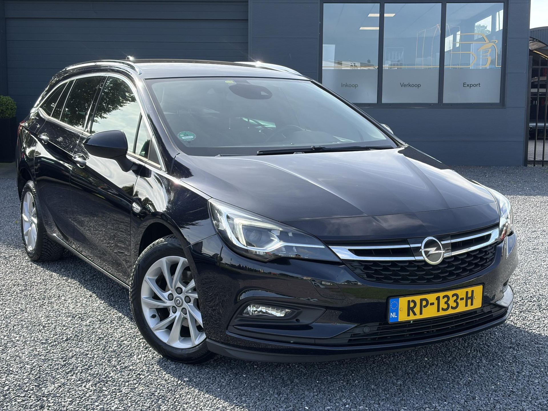 Opel Astra Sports Tourer 1.4 Business Executive ✓2 Eigenaar✓Camera✓Navi✓Trekhaakt✓Carplay✓Stoelverw✓Stuurverw✓Automaat✓Dealer Onderhouden✓Keyless✓Clima✓Cruise✓Pdc V+A✓Halfleder✓Comfortstoelen✓150pk✓Rijstrooksensor✓Dodehoeksensor✓Elekt Stoelen✓Lm velgen✓N.