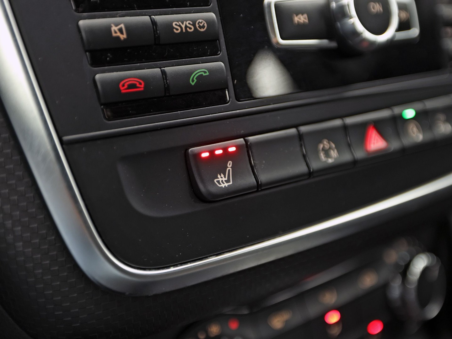 Mercedes-Benz A-Klasse 180 AMG Sport Automaat (NAVIGATIE, LEDER, STOELVERWARMING, SPORTSTOELEN, ZWART HEMEL, PARKEERSENSOREN, TREKHAAK, CRUISE, NIEUWSTAAT)