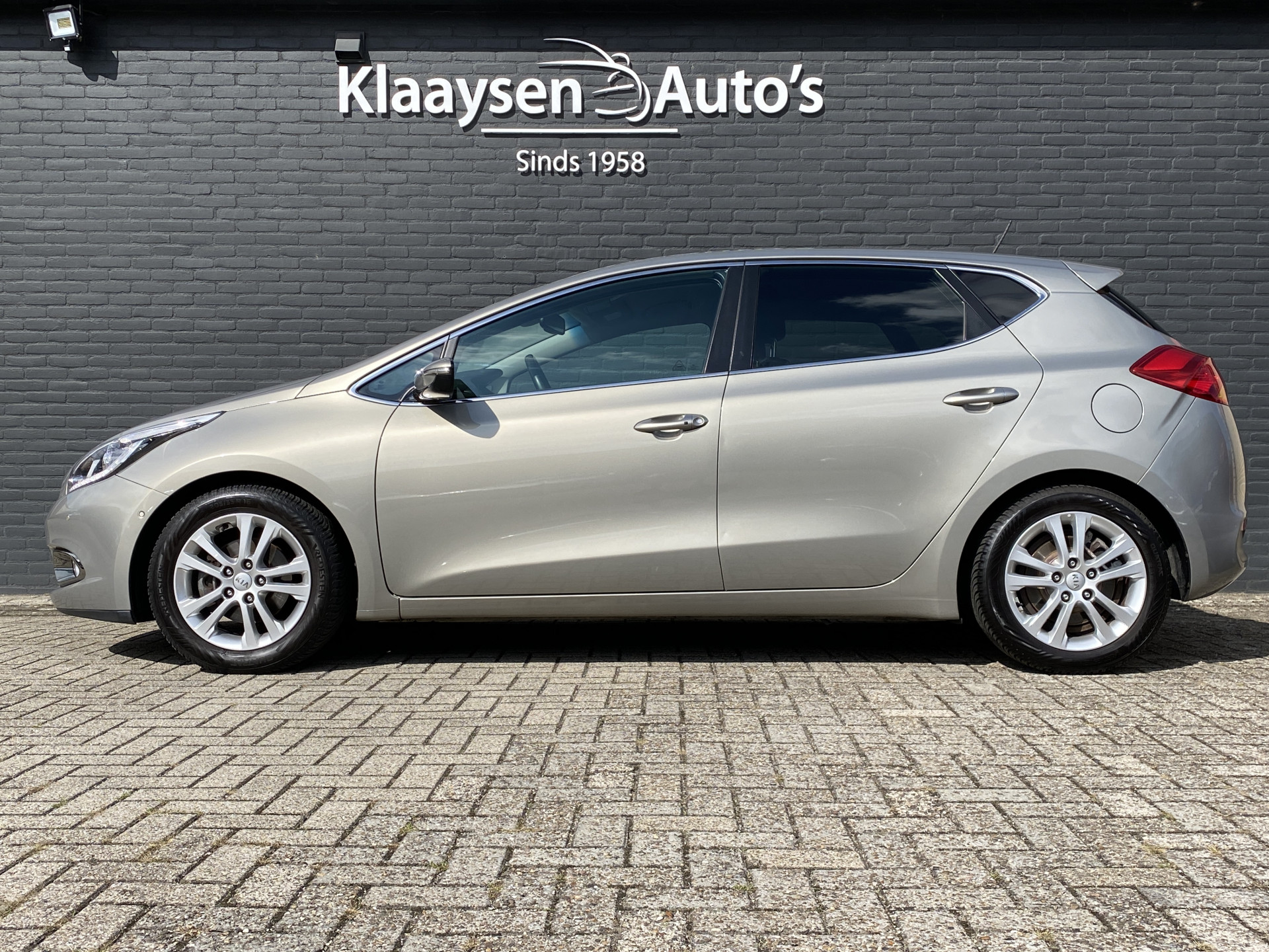 Kia Cee'd 1.6 GDI Super Pack 136 pk | navigatie | trekhaak | all season banden | keyless go | camera