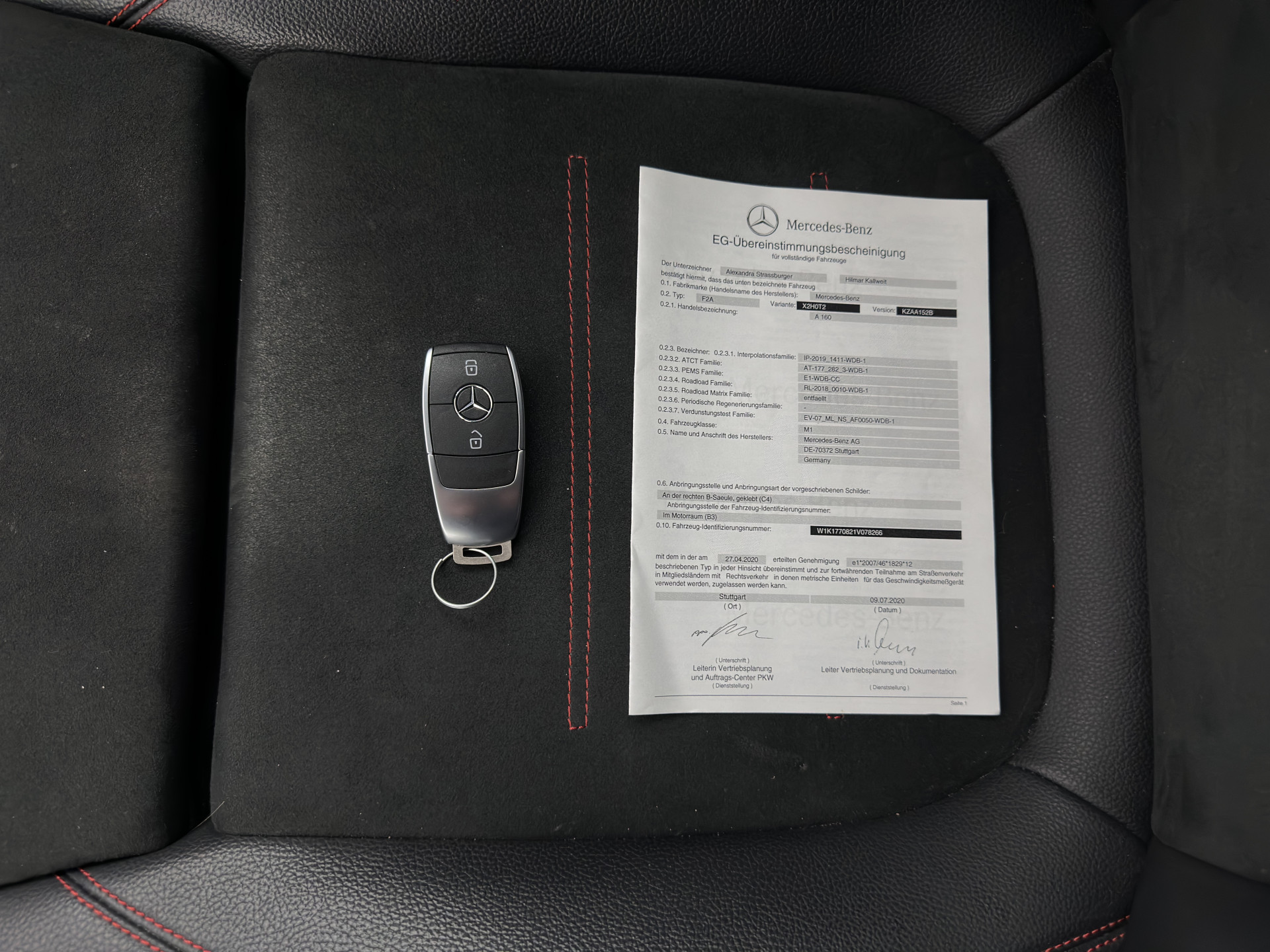 Mercedes-Benz A-klasse 160 AMG-Sportpack Business-Solution (INCL-BTW) *WIDESCREEN-DIGI-COCKPIT | FULL-LED | LEATHER-MICROFIBRE | CAMERA | DYNAMIC-SELECT | CRUISE | HEATED-SPORTSEATS | PRIVACY-GLASS | DAB | AMBIENT-LIGHT | 18"ALU*