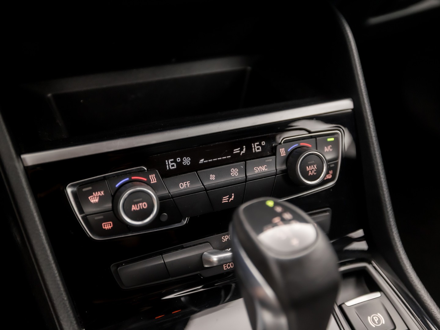 BMW 2 Serie 220i High Executive 7 Persoons 192Pk Automaat (NAVIGATIE, 4 CILINDER, 1e EIGENAAR, CLIMATE, GETINT GLAS, PARKEERSENSOREN, SPORTSTOELEN, CRUISE, NIEUWE APK, NIEUWSTAAT)