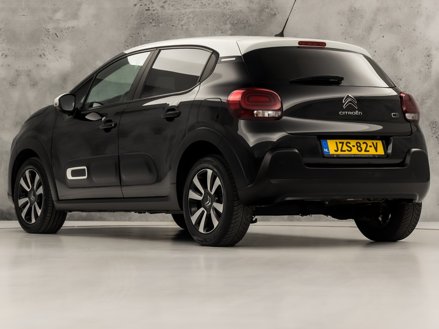 Citroën C3 1.2 PureTech Shine Sport Automaat (APPLE CARPLAY, GROOT NAVI, CAMERA, LEDER, STOELVERWARMING, SPORTSTOELEN, GETINT GLAS, CRUISE, NIEUWSTAAT)