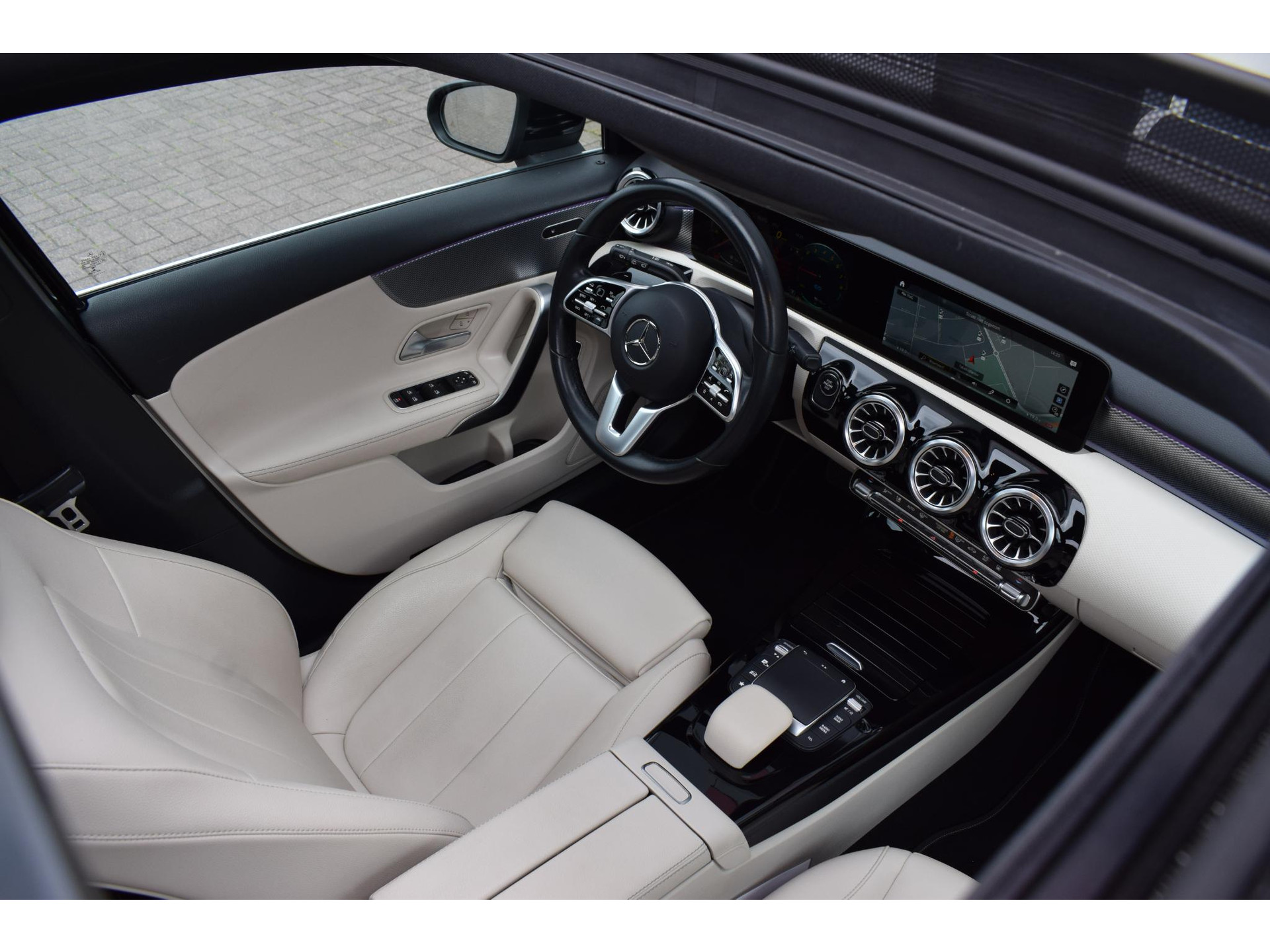 Mercedes-Benz A-klasse 250 e Business Solution Luxury Limited | Pano | Leer | Burmester | SOH: 94,3% | Stoelverwarming