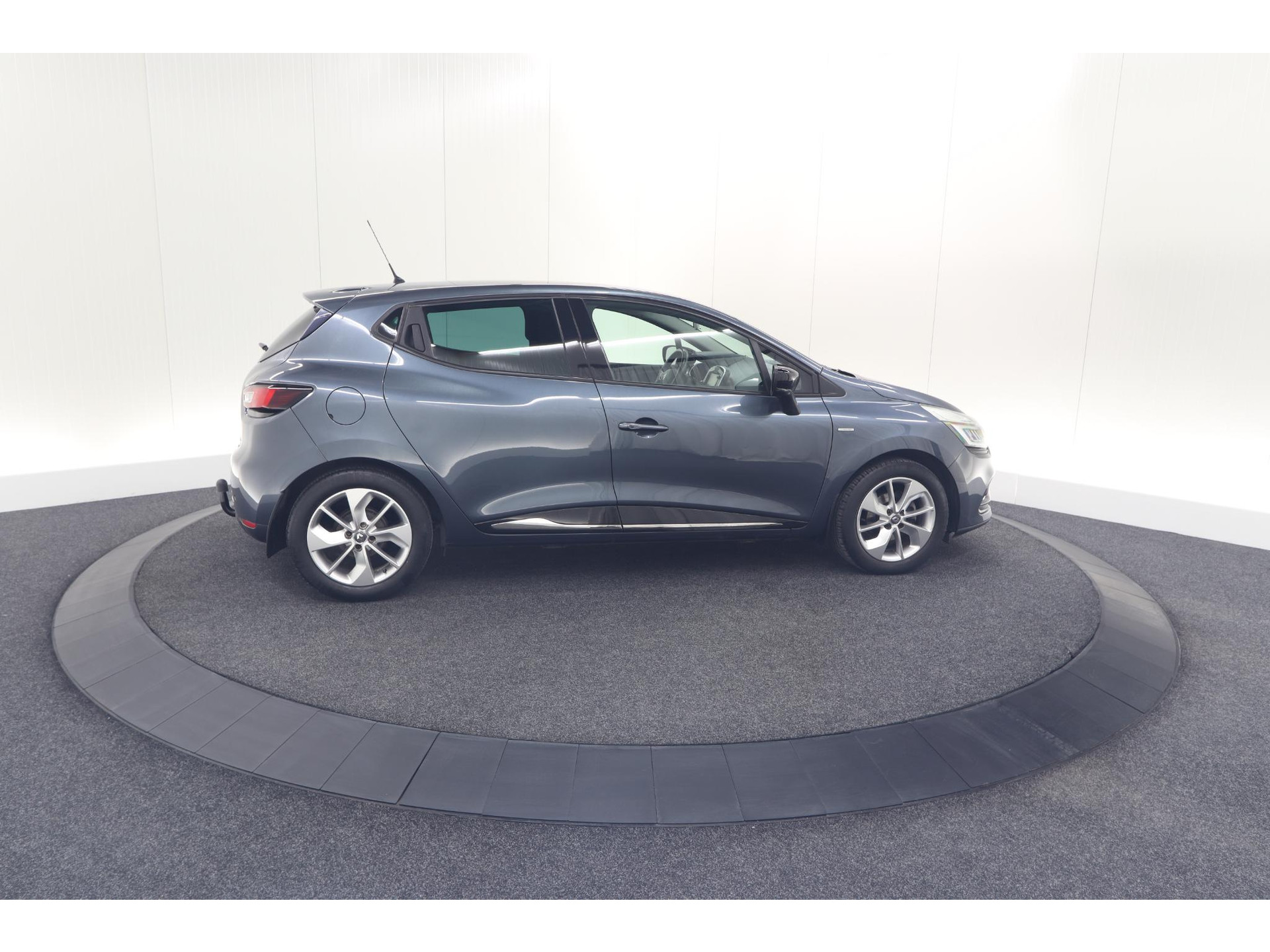 Renault Clio 1.2 Limited | Trekhaak | Navigatie | Parkeersensoren | Climate Control
